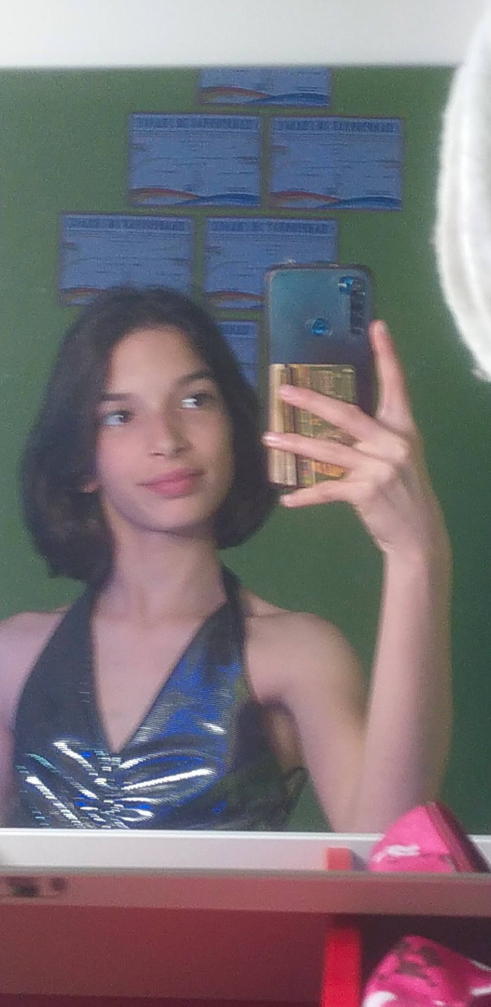 Eloize participe au concours pour gagner de l'argent avec cette photo : abdomen, chest, communication_device, electric_blue, electronic_device, eyebrow, eyelash, fun, gadget, gesture, long_hair, mobile_phone, muscle, necklace, person, portable_communications_device, smile, technology, thigh, thumb