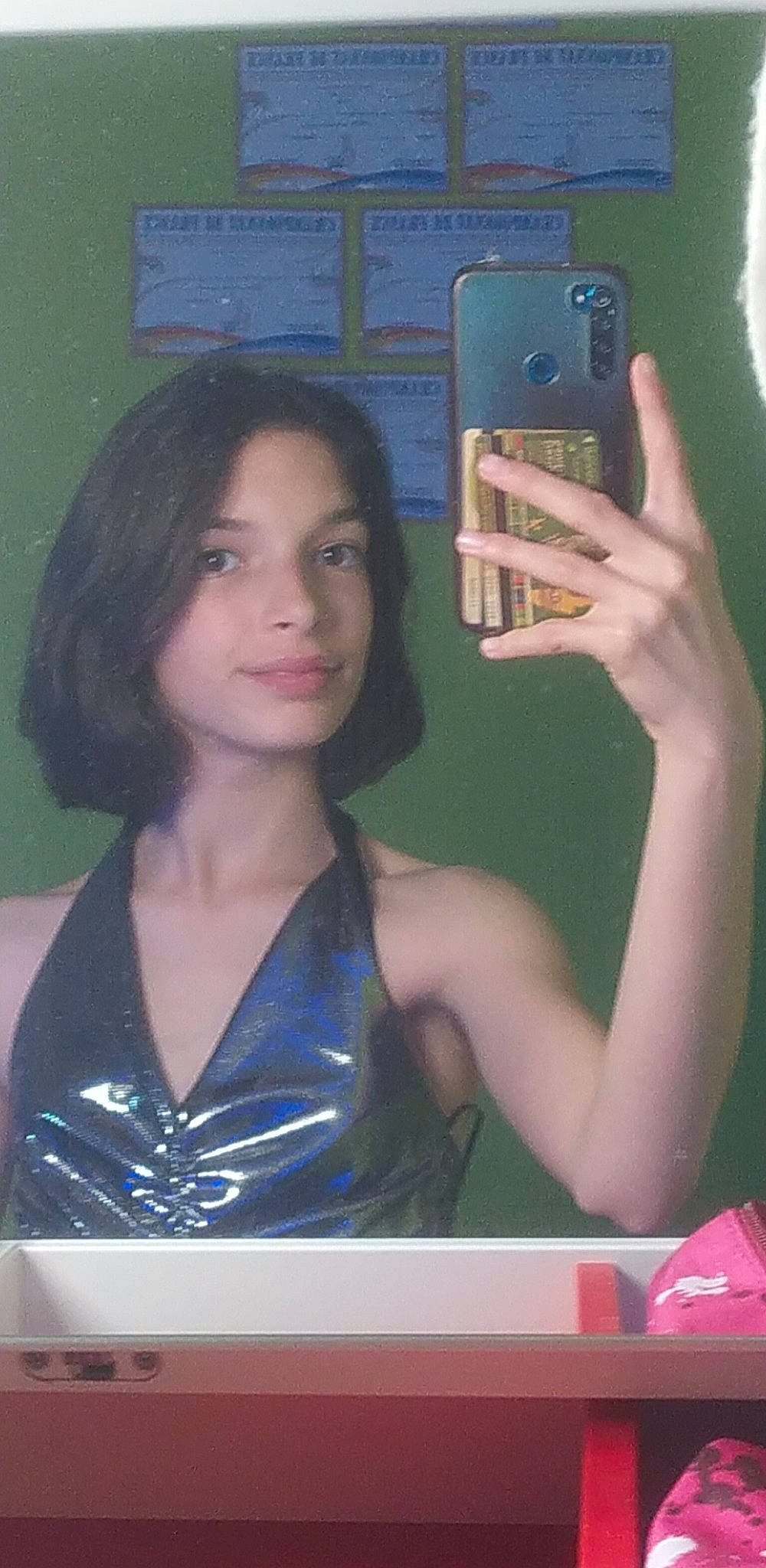 Eloize a rejoint le concours — aidez-le/la à gagner de superbes lots ! arm, black_hair, chest, communication_device, electric_blue, eyebrow, eyelash, fashion_design, flash_photography, gadget, gesture, joy, lipstick, long_hair, mobile_device, mobile_phone, muscle, person, portable_communications_device, telephony