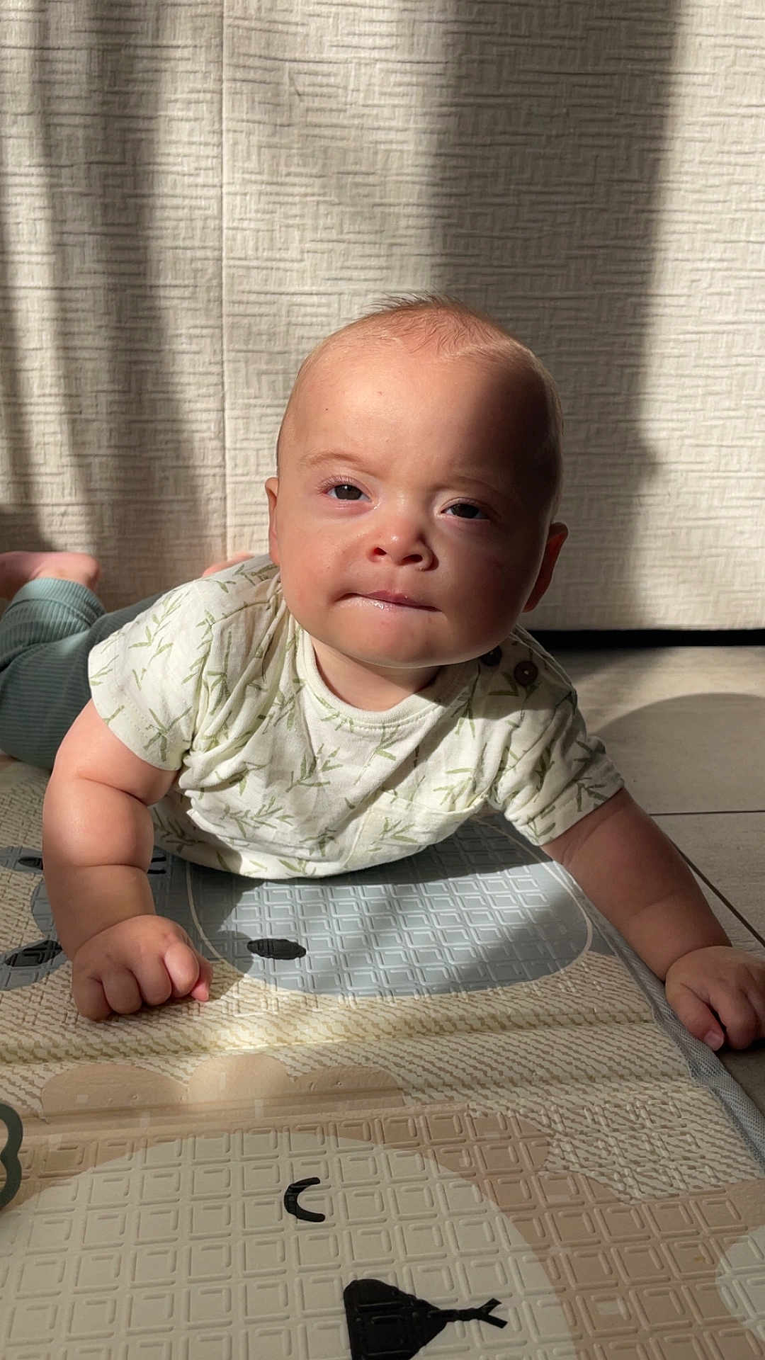 Soan a rejoint le concours — aidez-le/la à gagner de superbes lots ! baby, infant, child, play_mat, pattern, sunlight, shadow, clothing, curious, indoor, floor, cute, portrait, person, toddler, expression, head, arm, hand, texture