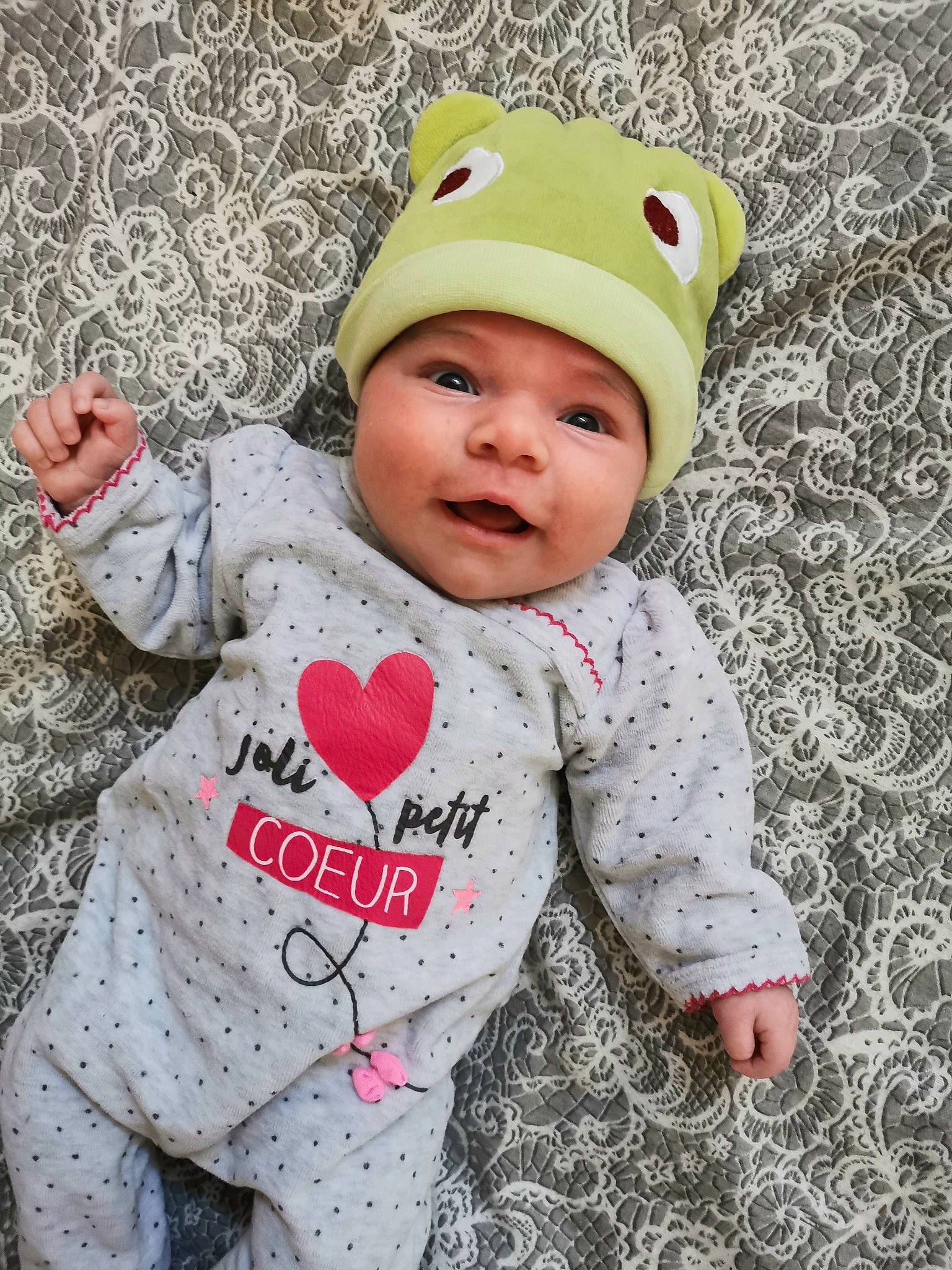 Vanessa participe au concours pour gagner de l'argent avec cette photo : baby, baby_toddler_clothing, beanie, cap, child, hat, headgear, headwear, person, pink, sleeve, smile, toddler