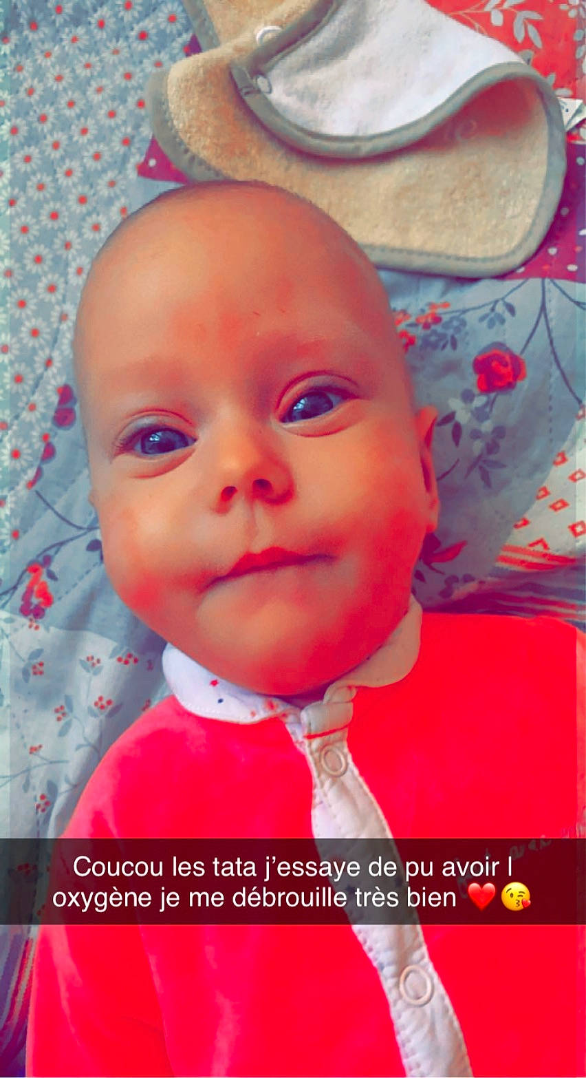 Célya participe au concours pour gagner de l'argent avec cette photo : baby, baby_toddler_clothing, cheek, child, event, eyelash, face, happy, lip, magenta, mouth, nose, pattern, person, pink, poster, product, skin, smile, tie