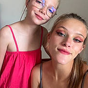 Levana participe au concours pour gagner de l'argent avec cette photo : child, girl, glasses, smile, portrait, face, makeup, tank_top, pink_top, casual, happy, indoor, person, young, friends, together, pretty, blonde, fashion, closeup