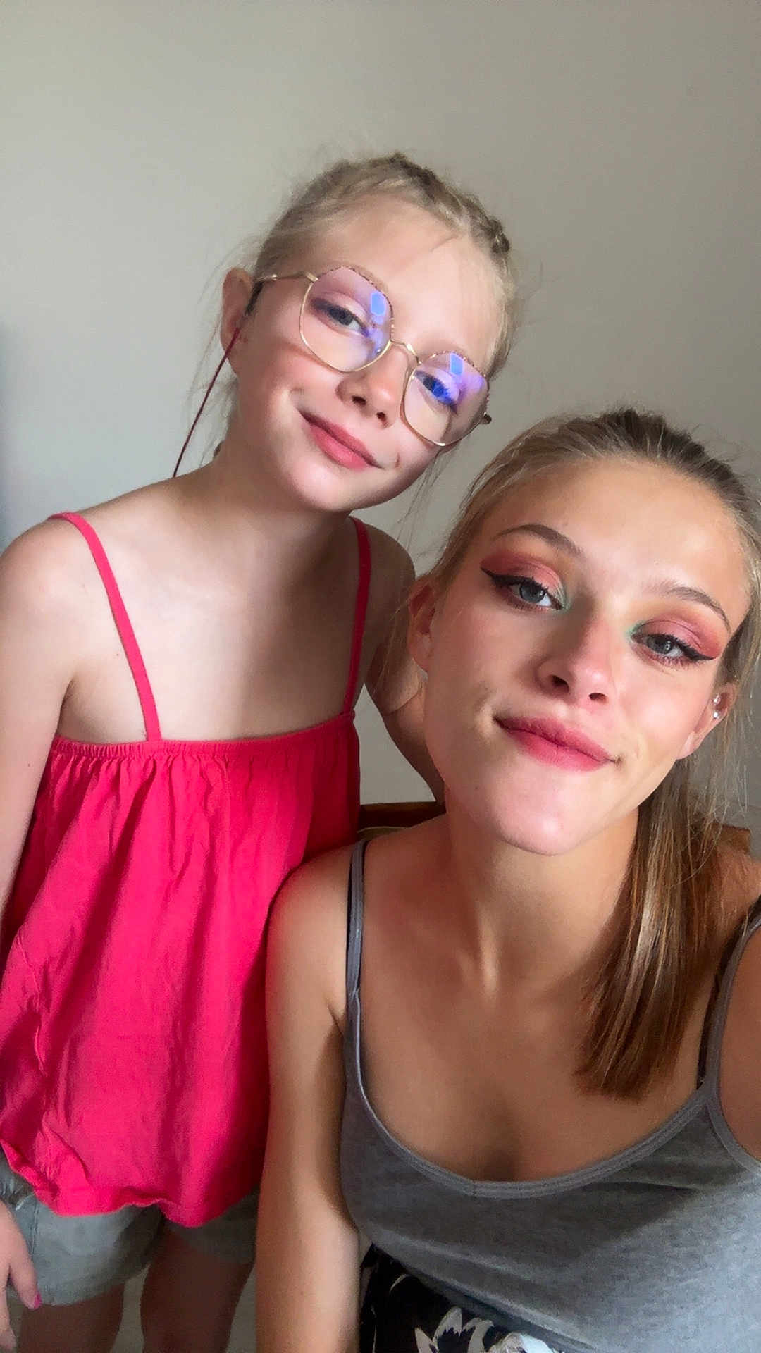 Levana participe au concours pour gagner de l'argent avec cette photo : child, girl, glasses, smile, portrait, face, makeup, tank_top, pink_top, casual, happy, indoor, person, young, friends, together, pretty, blonde, fashion, closeup