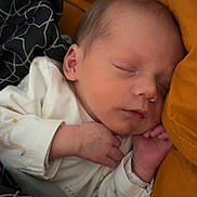 Emilio a rejoint le concours — aidez-le/la à gagner de superbes lots ! newborn, baby, sleeping, blanket, pillow, infant, cozy, resting, peaceful, soft, face, hand, clothing, indoor, closeup, portrait, young_child, skin, bed, comfort