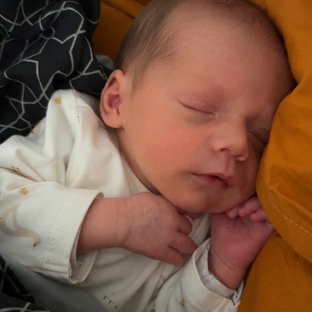 Emilio a rejoint le concours — aidez-le/la à gagner de superbes lots ! baby, bed, blanket, closeup, clothing, comfort, cozy, face, hand, indoor, infant, newborn, peaceful, pillow, portrait, resting, skin, sleeping, soft, young_child