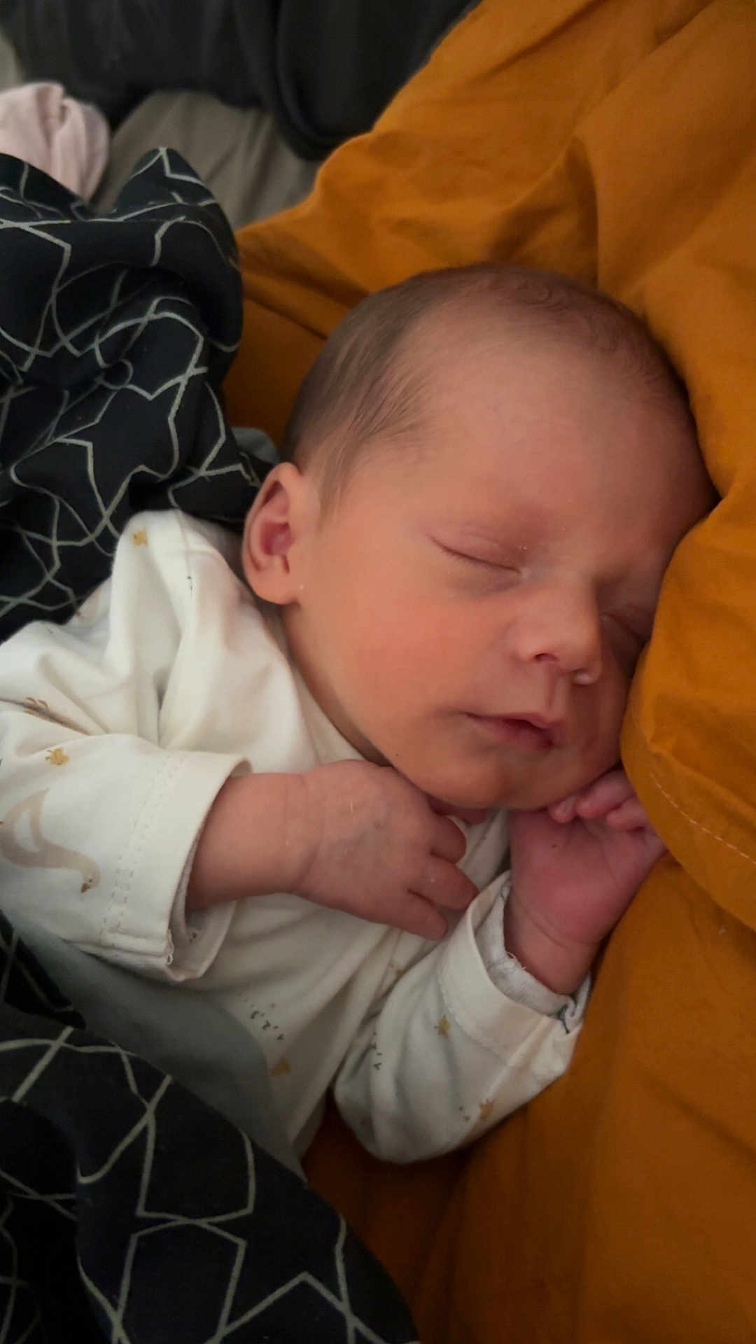 Emilio a rejoint le concours — aidez-le/la à gagner de superbes lots ! newborn, baby, sleeping, blanket, pillow, infant, cozy, resting, peaceful, soft, face, hand, clothing, indoor, closeup, portrait, young_child, skin, bed, comfort