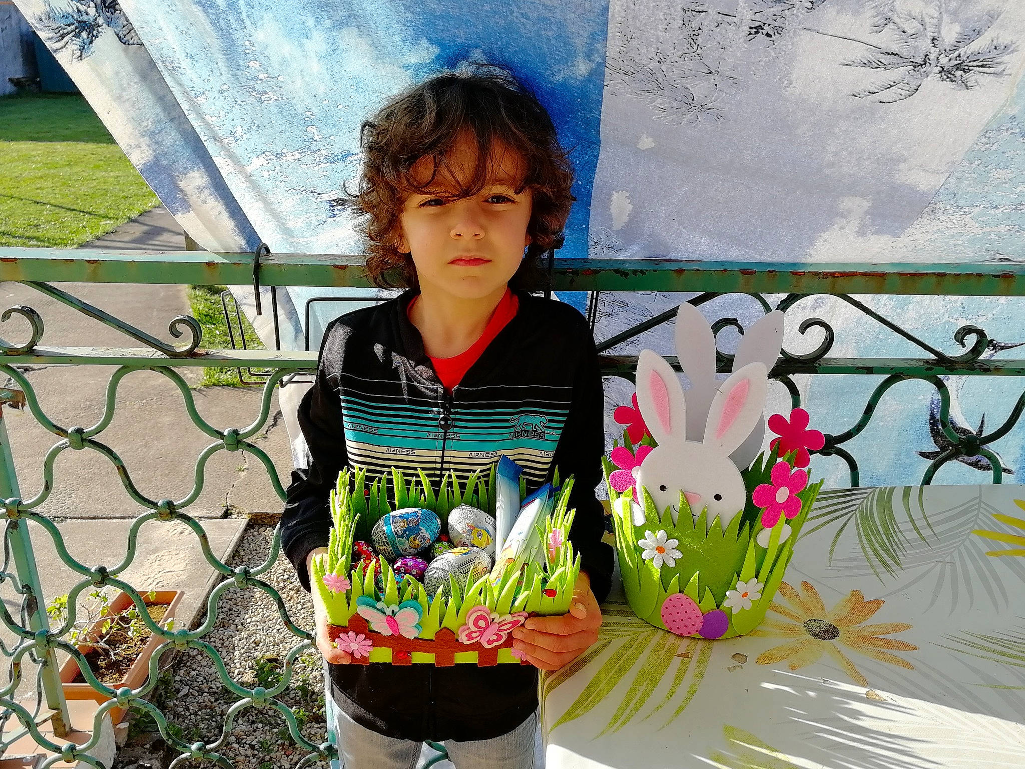 Rayan a rejoint le concours — aidez-le/la à gagner de superbes lots ! beauty, child, floral_design, flower, flower_arranging, fun, grass, happy, leaf, leisure, people_in_nature, person, petal, plant, sleeve, spring, t_shirt, toddler, travel, visual_arts