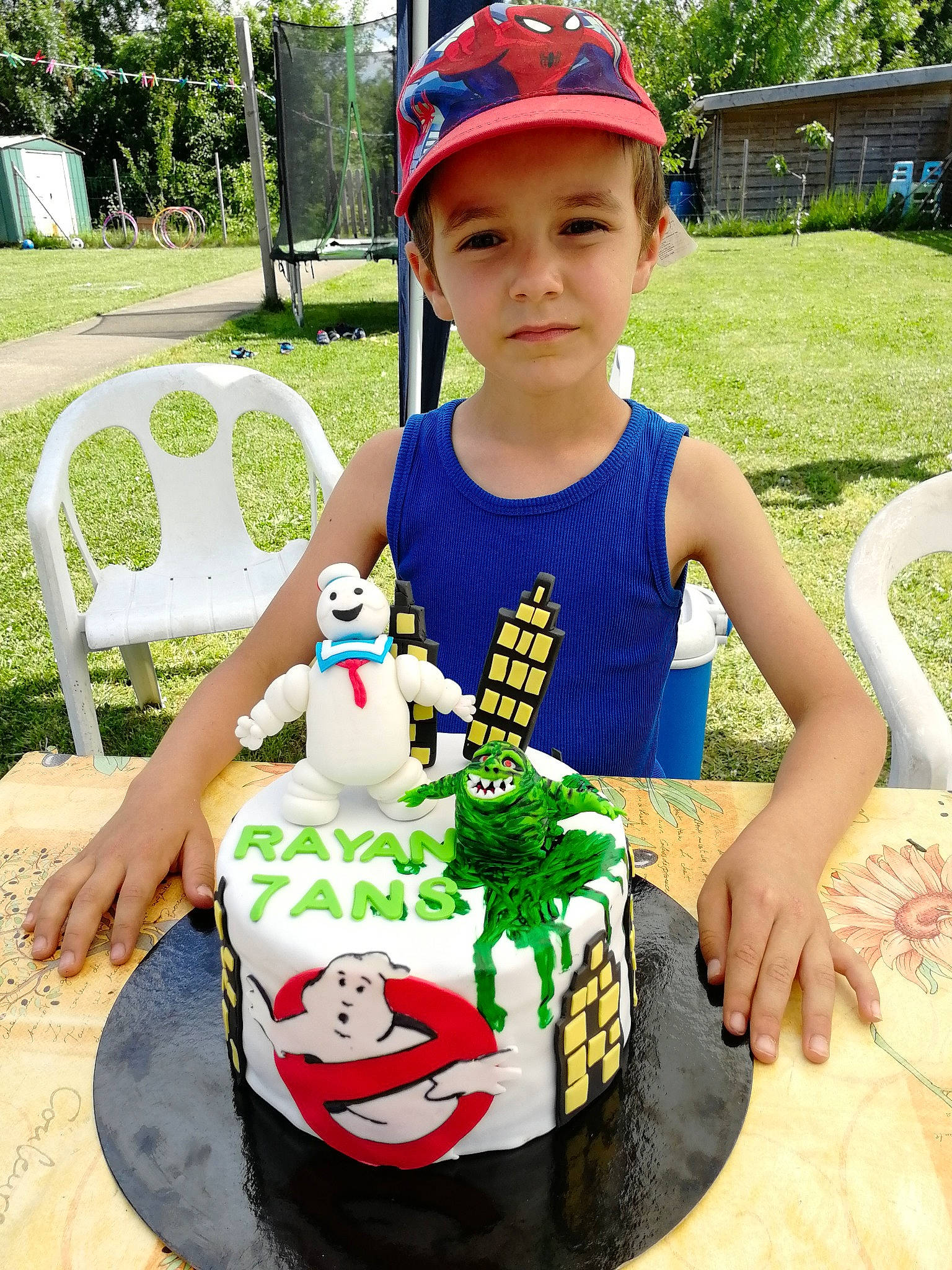 Rayan participe au concours pour gagner de l'argent avec cette photo : baseball_cap, birthday, birthday_cake, cake, cake_decorating, cake_decorating_supply, cap, event, food, fun, grass, green, happy, headwear, leisure, person, plant, recreation, shorts, sugar_cake