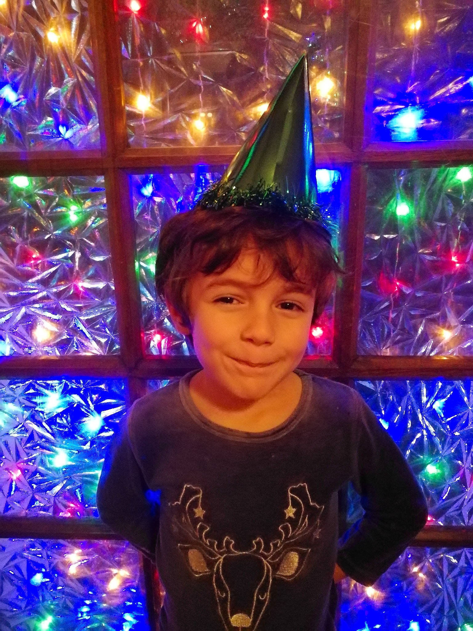 Rayan a rejoint le concours — aidez-le/la à gagner de superbes lots ! blue, christmas, christmas_decoration, christmas_eve, christmas_lights, cobalt_blue, cone, conifer, costume_accessory, costume_hat, electric_blue, holiday, holiday_ornament, joy, light, lighting, majorelle_blue, ornament, party_hat, party_supply