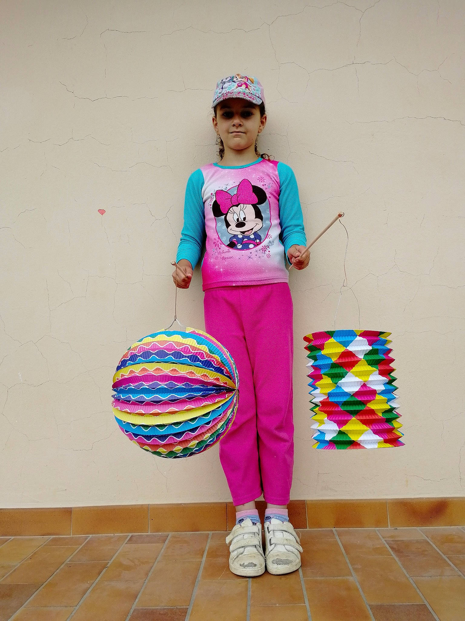 Leïla participe au concours pour gagner de l'argent avec cette photo : ball, child, drum, entertainment, event, flooring, footwear, happy, hat, headwear, leisure, magenta, membranophone, party_supply, pattern, performing_arts, person, pink, recreation, sneakers