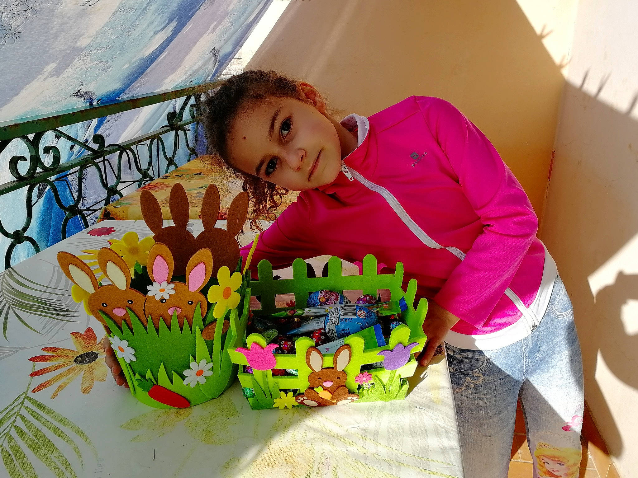 Leïla participe au concours pour gagner de l'argent avec cette photo : child, comfort, cut_flowers, event, flower_arranging, fun, grass, happy, house, leisure, linens, magenta, people, person, petal, plant, recreation, room, sitting, textile