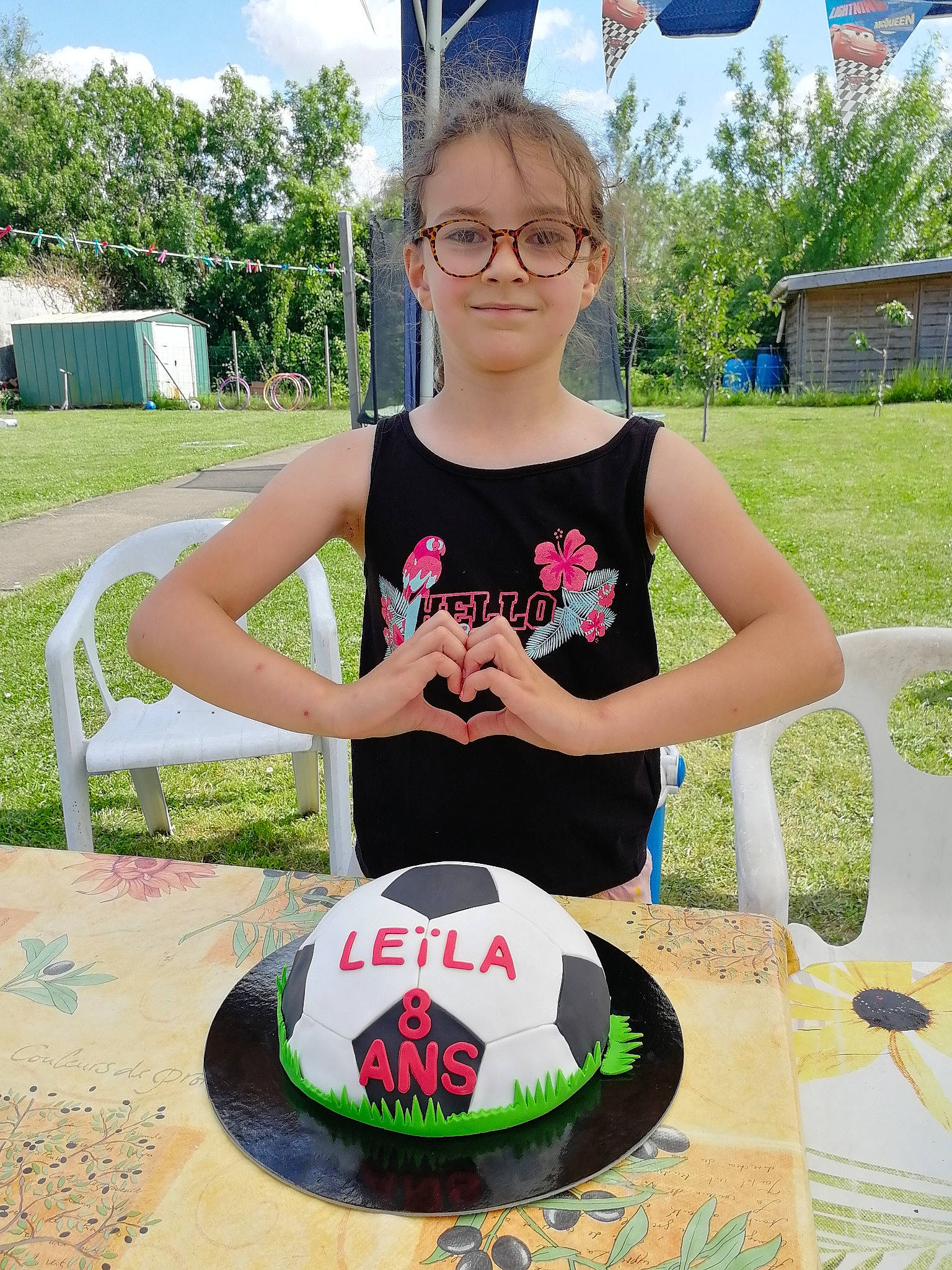 Leïla participe au concours pour gagner de l'argent avec cette photo : cake, cake_decorating, cake_decorating_supply, cloud, dessert, fun, glasses, grass, green, happy, joy, leisure, person, plant, recreation, sky, sugar_cake, sugar_paste, summer, t_shirt