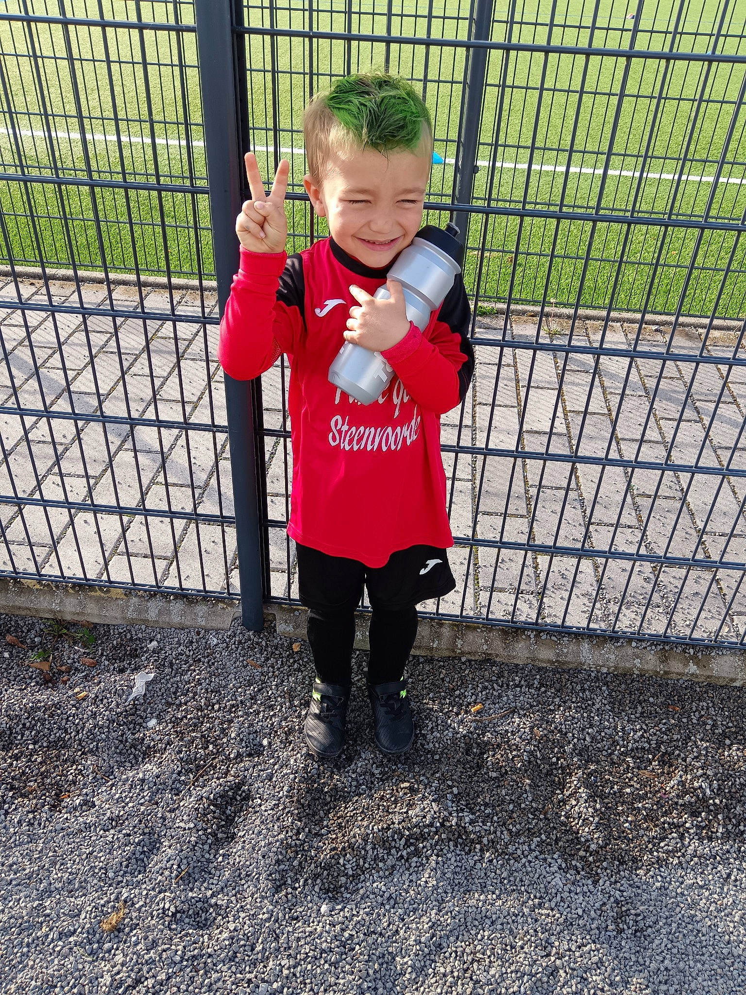 Louka participe au concours pour gagner de l'argent avec cette photo : chain_link_fencing, child, competition_event, fence, football, fun, grass, joy, leisure, mesh, metal, net, pattern, people_in_nature, person, play, player, recreation, sports, sports_equipment