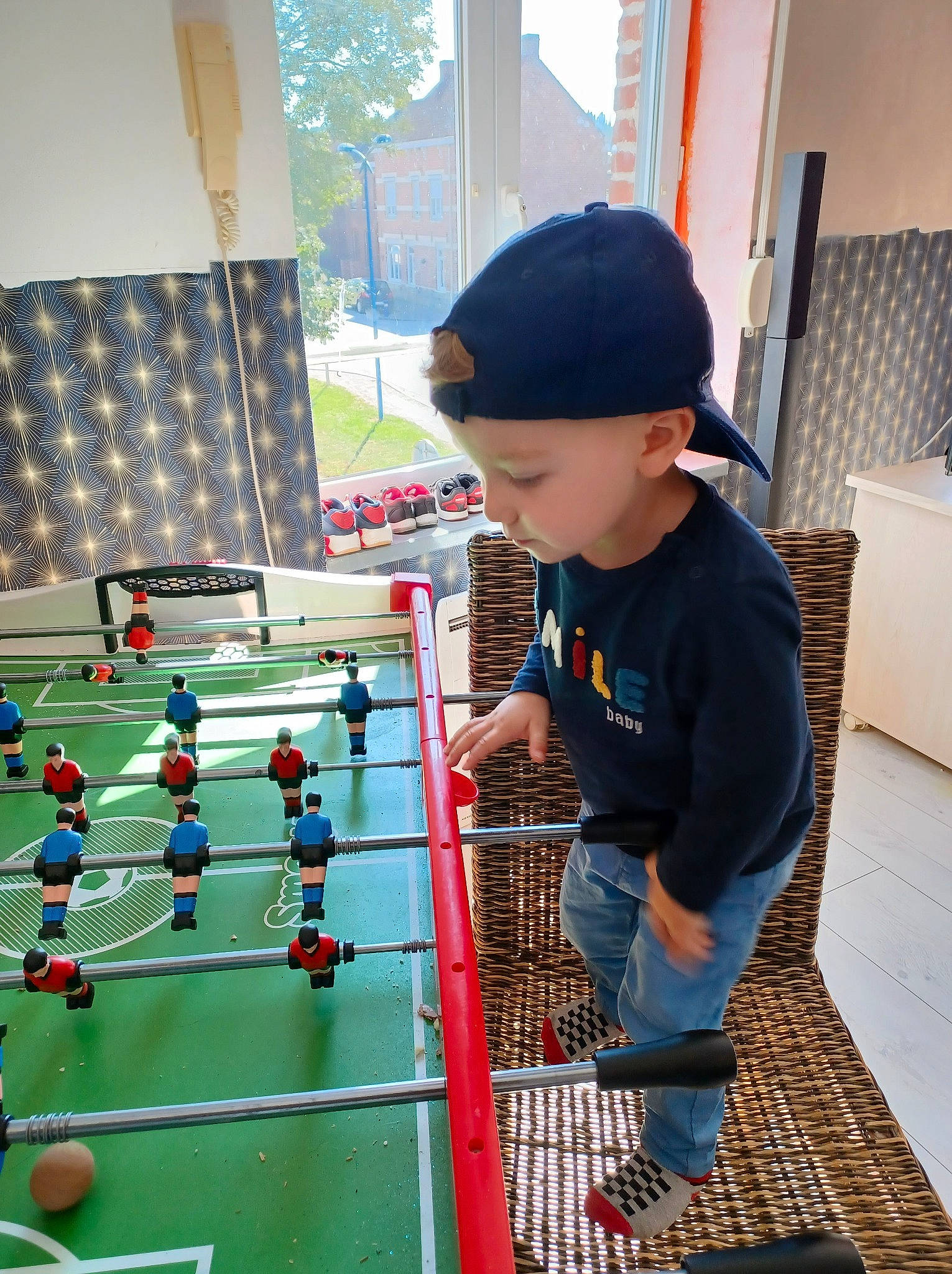 Louka a rejoint le concours — aidez-le/la à gagner de superbes lots ! ball, baseball_cap, cap, child, competition_event, electric_blue, flooring, fun, headwear, leisure, person, play, player, recreation, shoe, shorts, sneakers, sports, sports_equipment, t_shirt