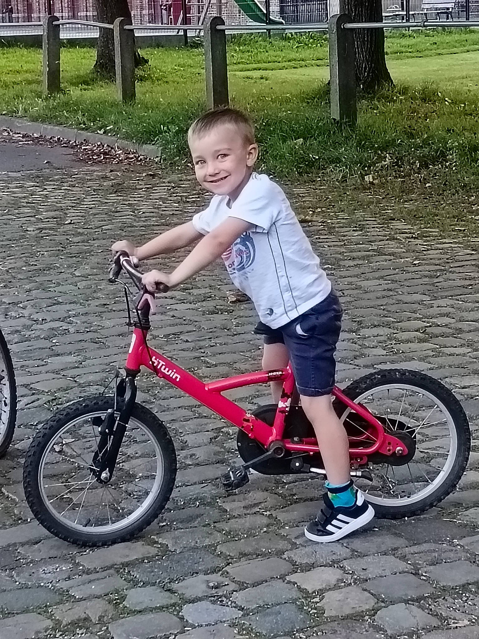 Louka a rejoint le concours — aidez-le/la à gagner de superbes lots ! automotive_tire, bicycle, bicycle_accessory, bicycle_fork, bicycle_frame, bicycle_handlebar, bicycle_hub, bicycle_saddle, bicycle_stem, bicycle_tire, bicycle_wheel, bicycle_wheel_rim, bicycles_equipment_and_supplies, crankset, hub_gear, joy, person, shorts, smile, tire