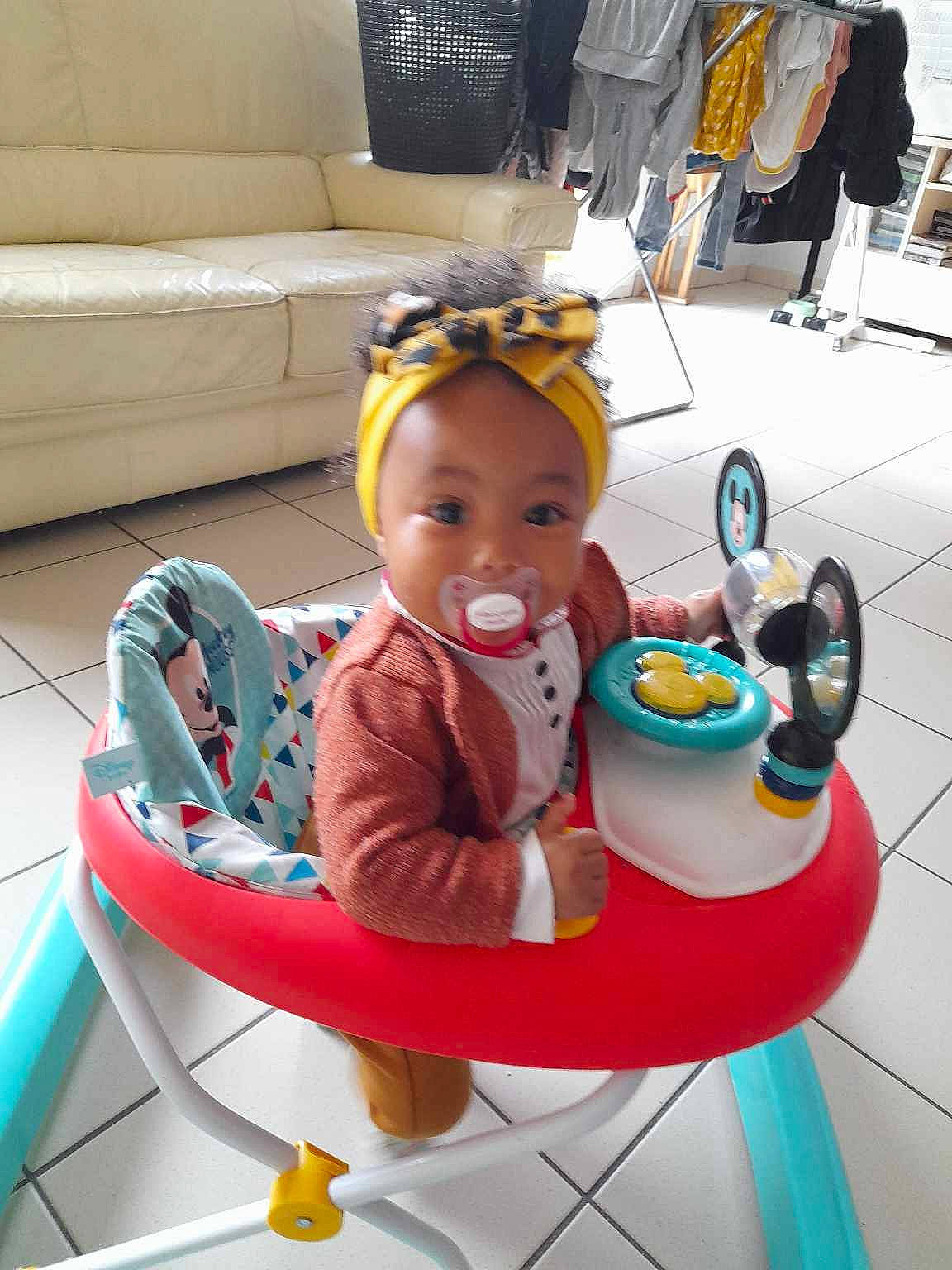 Grâce a rejoint le concours — aidez-le/la à gagner de superbes lots ! baby, baby_products, baby_toddler_clothing, baby_toys, chair, child, comfort, fun, furniture, happy, leisure, person, product, recreation, sitting, smile, snapshot, tableware, toddler, vacation