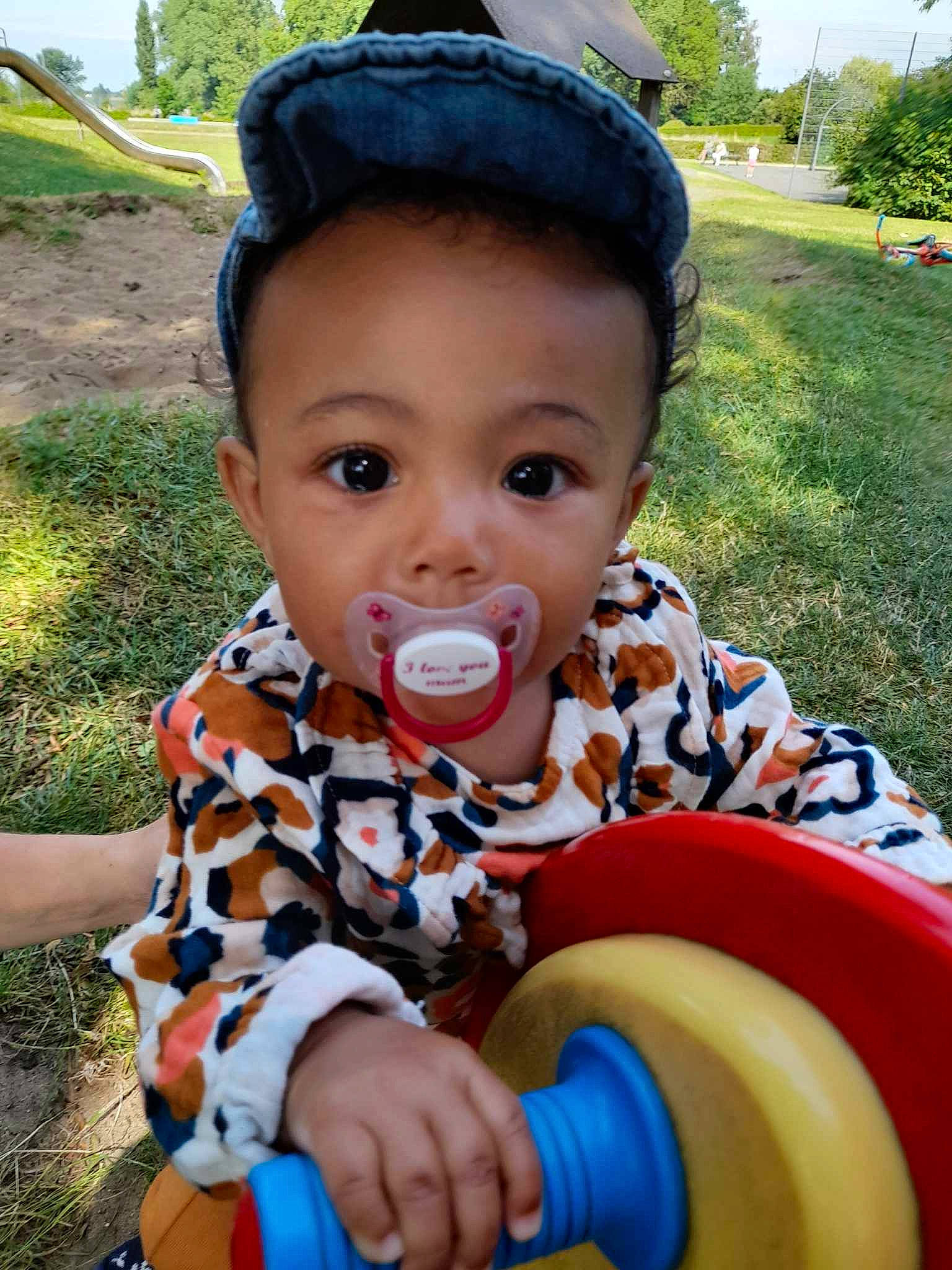 Grâce a rejoint le concours — aidez-le/la à gagner de superbes lots ! baby, baby_toddler_clothing, blue, child, fun, garden, grass, happy, leisure, person, plant, play, recreation, sitting, sky, toddler, tree, vacation