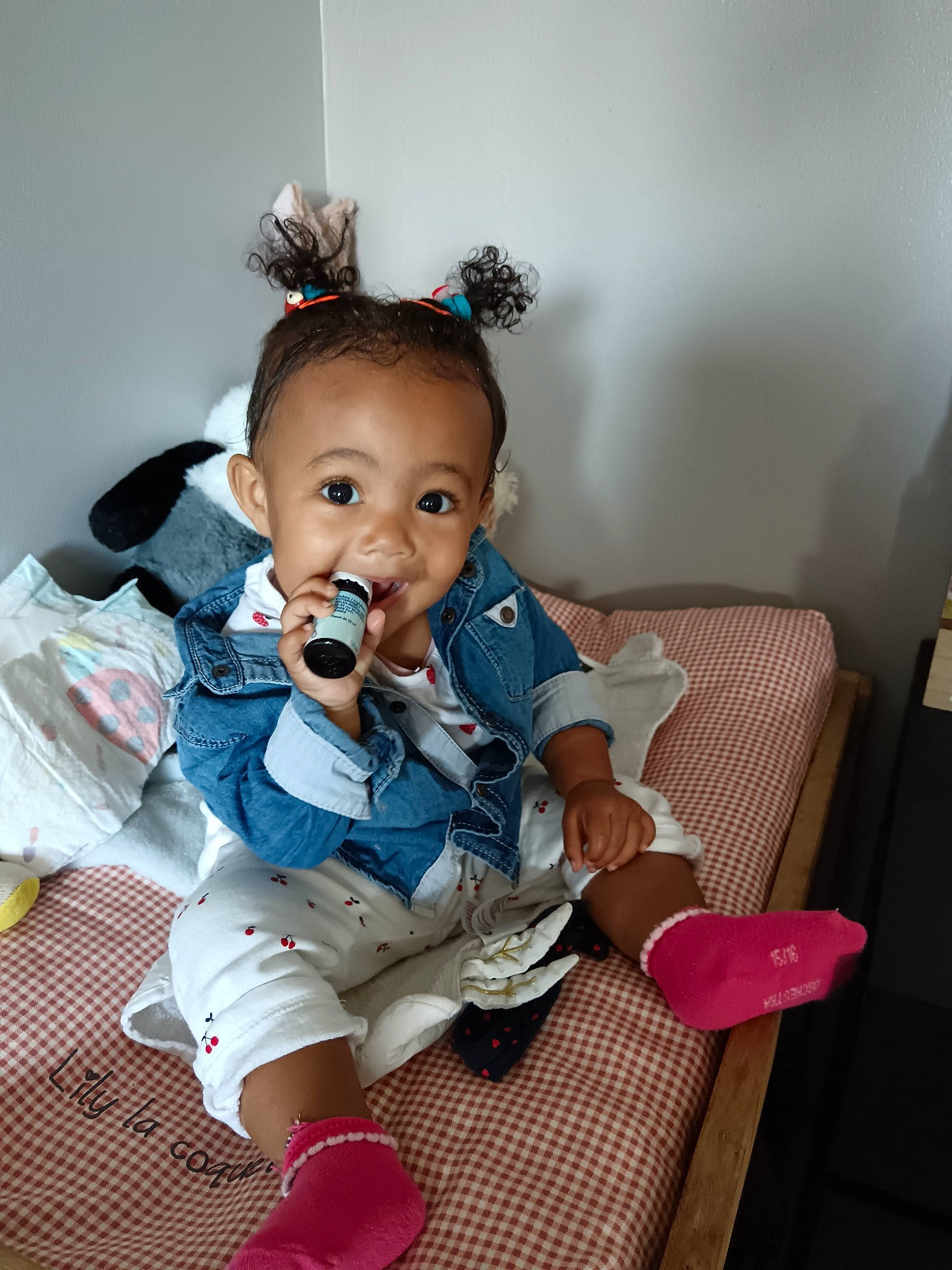 Grâce participe au concours pour gagner de l'argent avec cette photo : baby, baby_products, baby_toddler_clothing, cheek, child, costume, eye, eyelash, fashion_accessory, happy, headpiece, iris, jewellery, pattern, person, pink, room, sitting, smile, sock