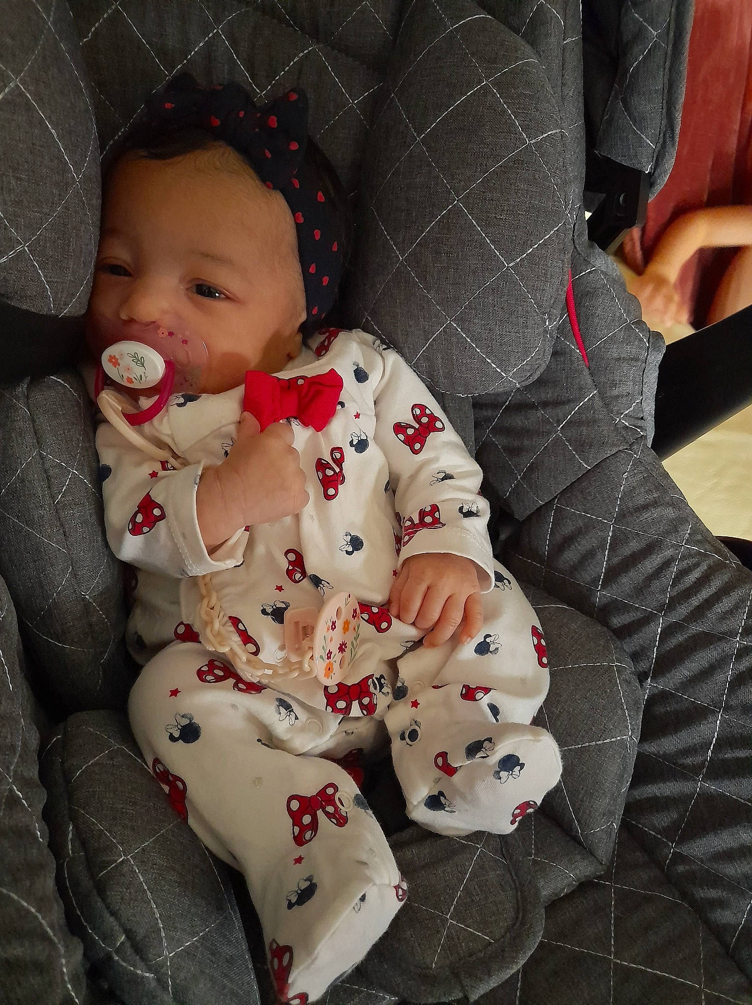 Grâce a rejoint le concours — aidez-le/la à gagner de superbes lots ! baby, baby_products, baby_safety, baby_sleeping, baby_toddler_clothing, baby_toys, carmine, cheek, child, comfort, facial_expression, foot, happy, linens, pattern, person, sitting, skin, sleeve, textile