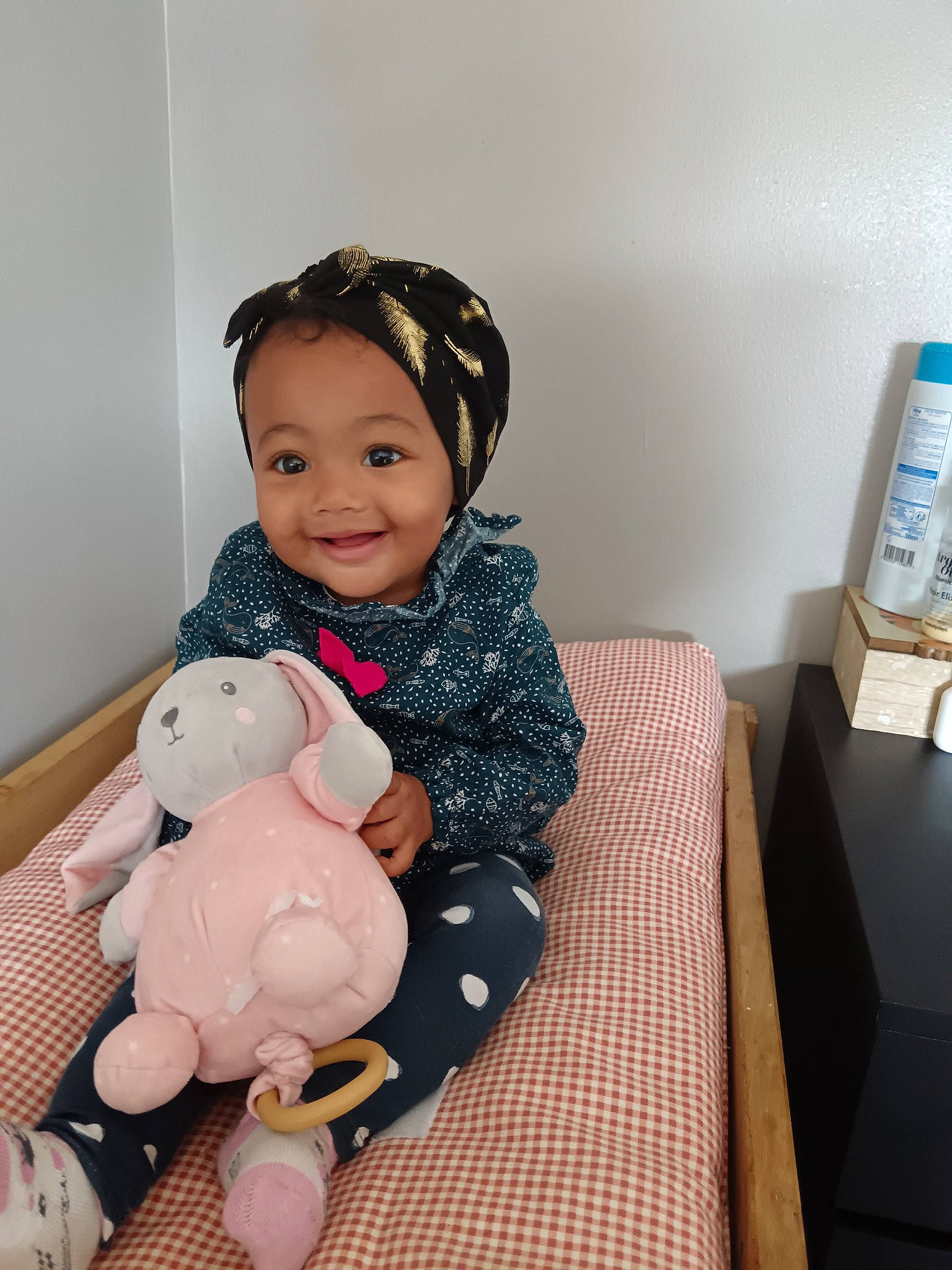 Grâce a rejoint le concours — aidez-le/la à gagner de superbes lots ! arm, baby, baby_playing_with_toys, baby_toddler_clothing, child, comfort, flooring, fun, happy, head, joy, person, plush, room, sitting, skin, sleeve, smile, stuffed_toy, teddy_bear