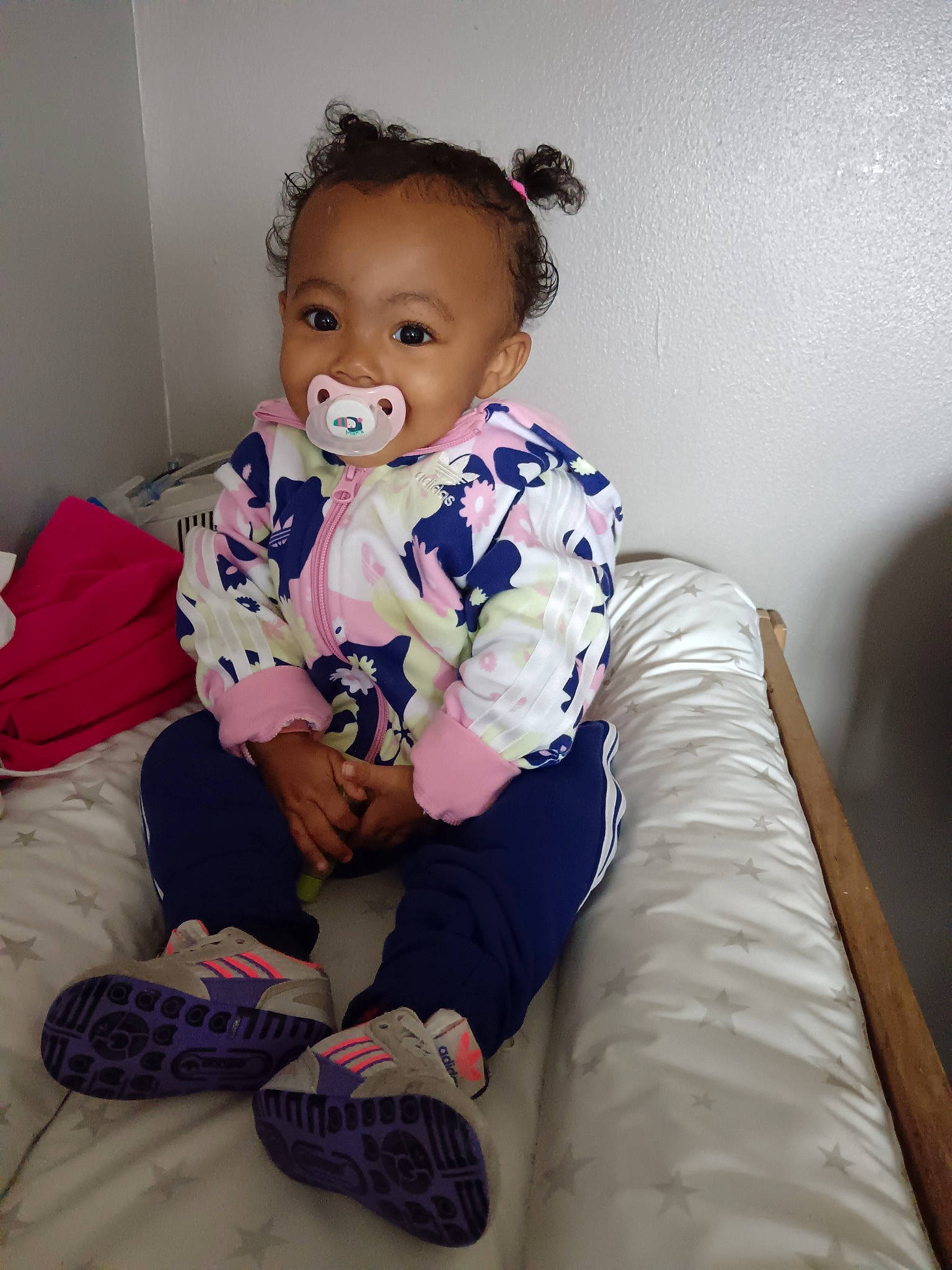 Grâce a rejoint le concours — aidez-le/la à gagner de superbes lots ! arm, baby_toddler_clothing, comfort, cool, eye, hair, head, human_body, iris, joint, knee, neck, person, pink, purple, shoulder, skin, sleeve, standing, textile