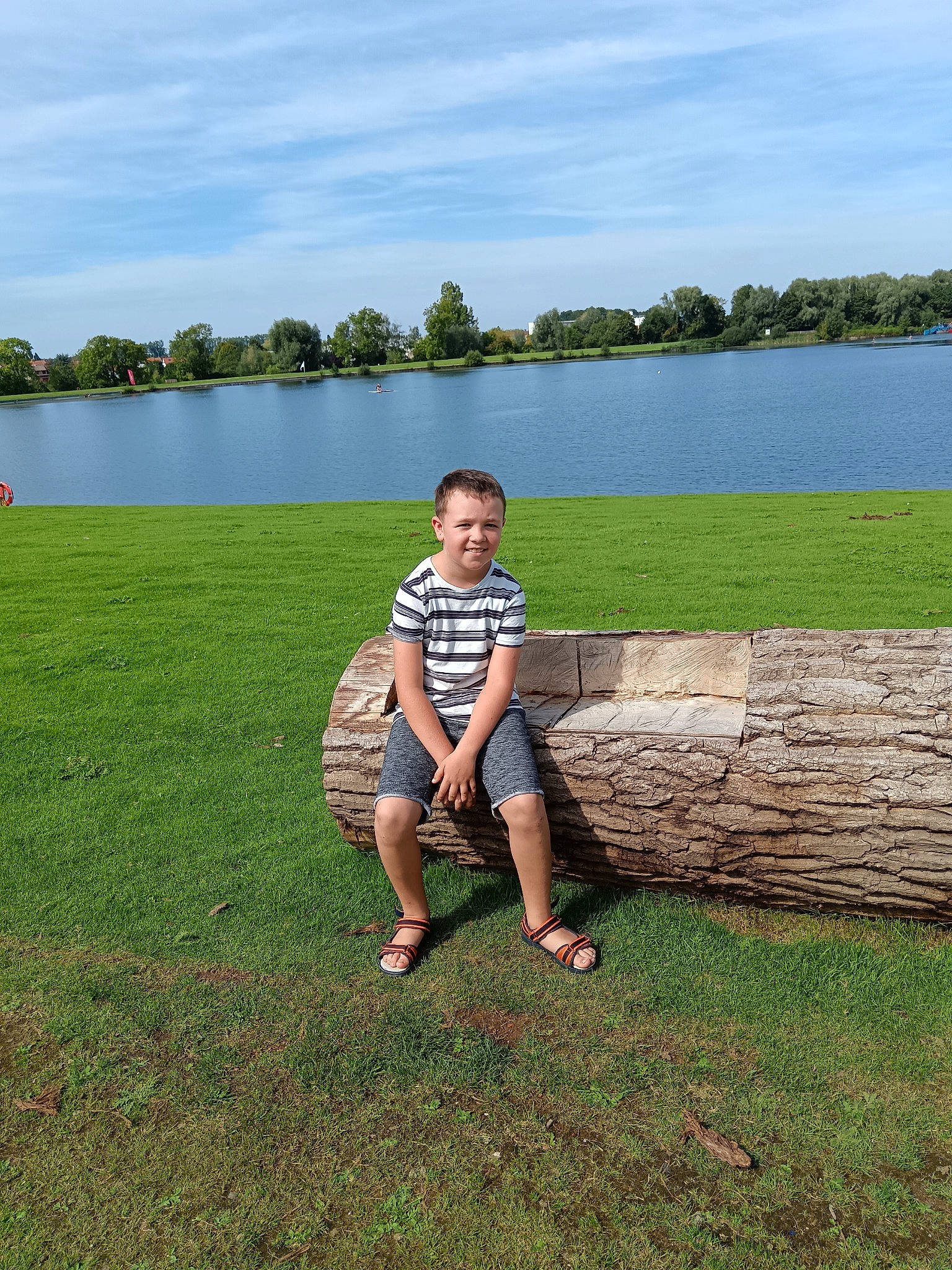 Jemmy a rejoint le concours — aidez-le/la à gagner de superbes lots ! cloud, grass, grassland, happy, joy, lake, landscape, leg, leisure, meadow, natural_landscape, nature, people_in_nature, person, plant, recreation, shoe, shorts, sky, smile