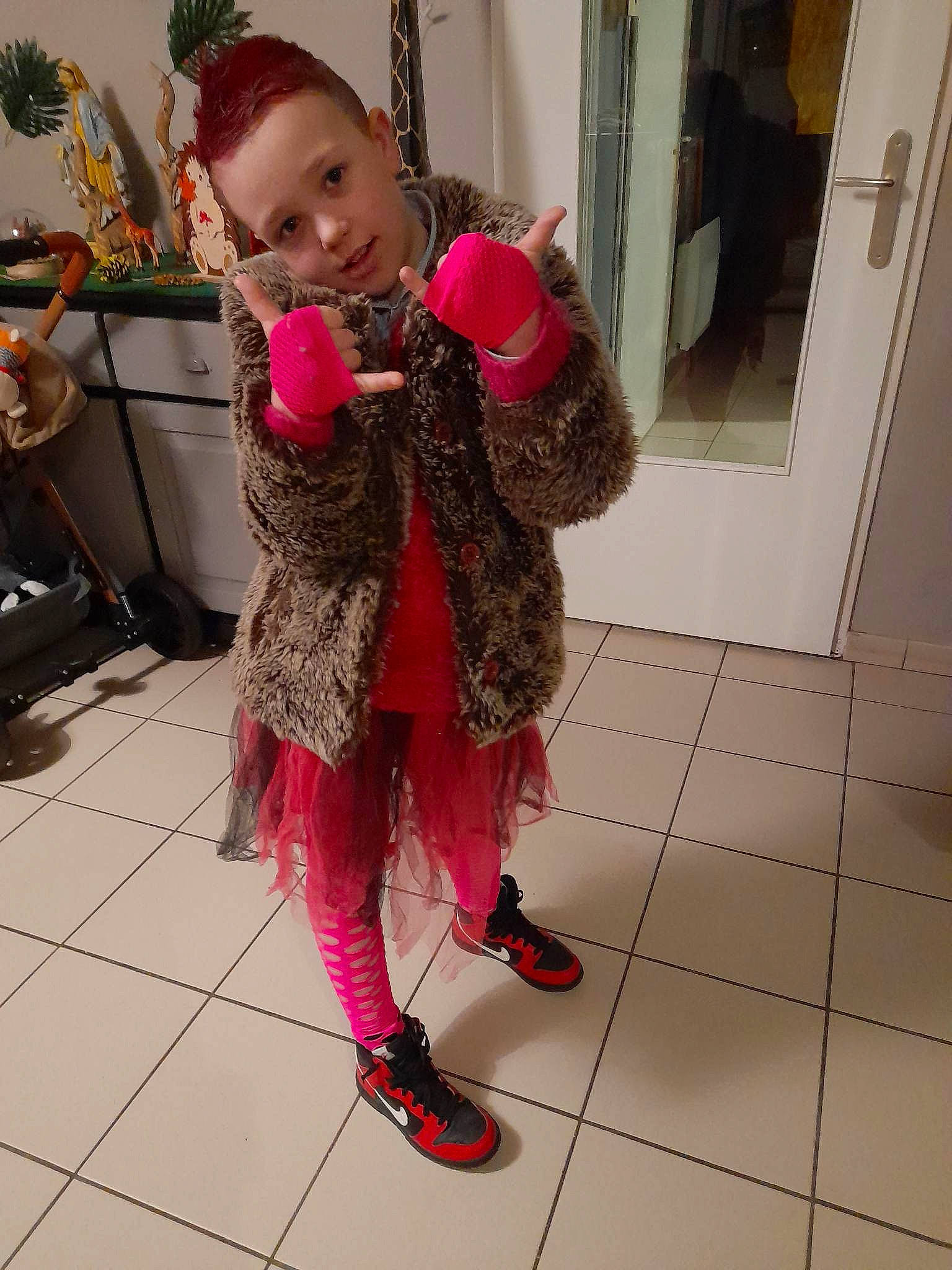 Jemmy participe au concours pour gagner de l'argent avec cette photo : baby, baby_toddler_clothing, child, costume, fashion_accessory, fashion_design, flooring, foot, fun, fur, happy, human_leg, knee, magenta, pattern, person, pink, sleeve, snapshot, thigh