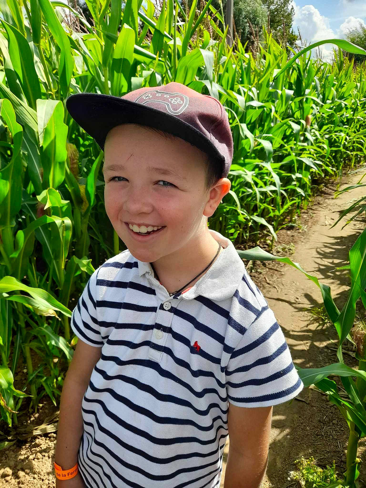 Jemmy participe au concours pour gagner de l'argent avec cette photo : adaptation, agriculture, botany, cap, eye, fun, grass, happy, hat, headwear, joy, leisure, people, people_in_nature, person, plant, plantation, smile, summer, t_shirt