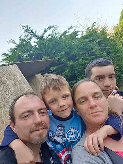 Ewan participe au concours pour gagner de l'argent avec cette photo : child, community, family, father, fun, leisure, male, people, person, photography, plant, selfie, smile, social_group, tree, vacation, youth