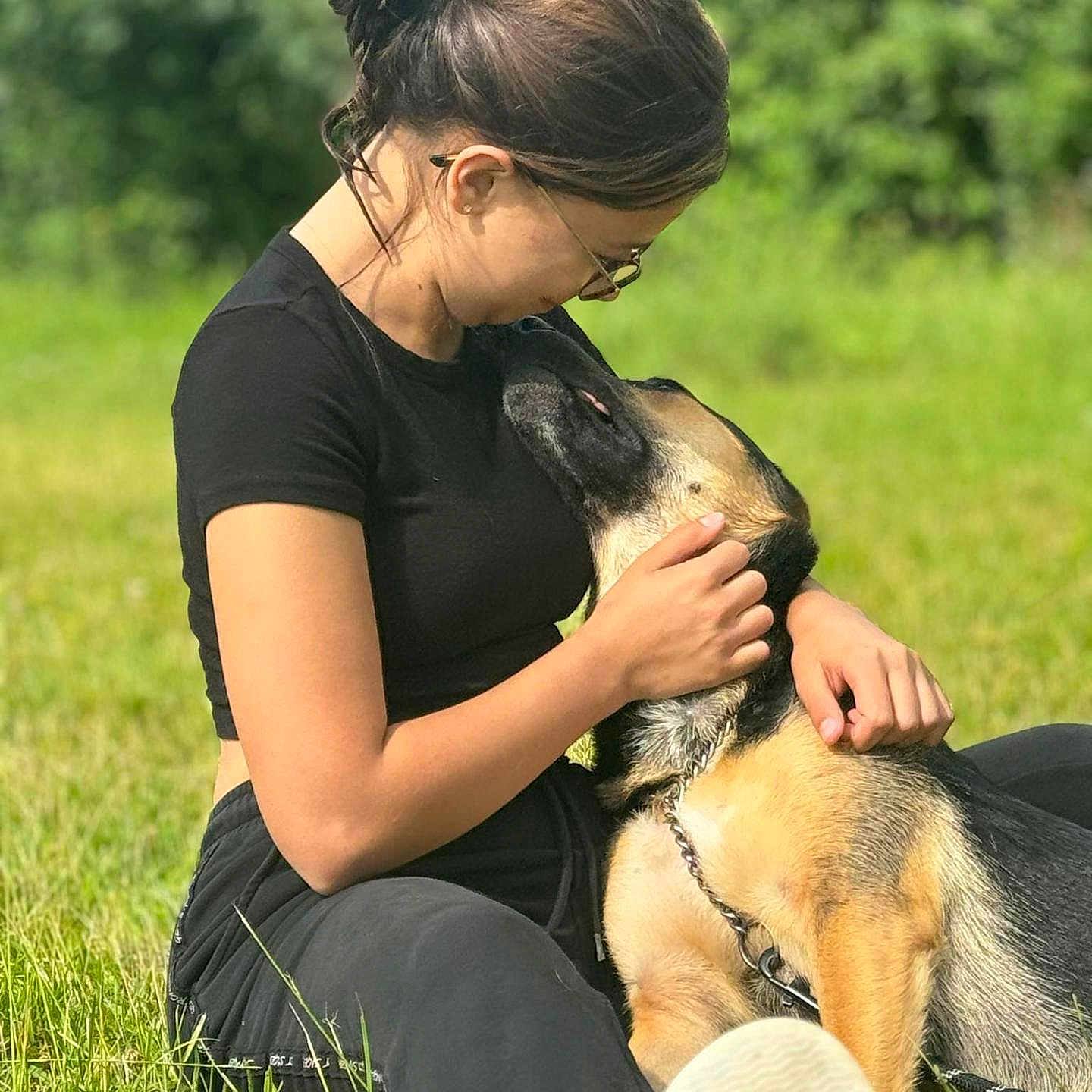 Volca participe au concours pour gagner de l'argent avec cette photo : accessories, adult, animal, canine, dog, earring, face, female, grass, hair, head, jewelry, person, pet, photography, plant, portrait, puppy, sitting, woman