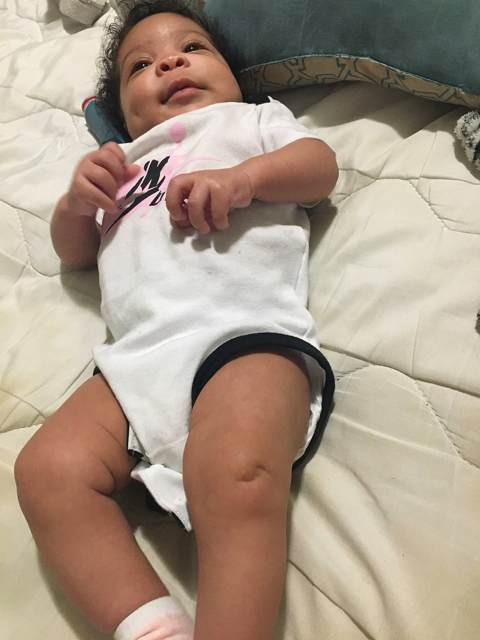 Sanaa is registered to the contest to win money with this photo: baby, child, finger, foot, human_leg, knee, leg, person, sitting, sole, thigh, toddler