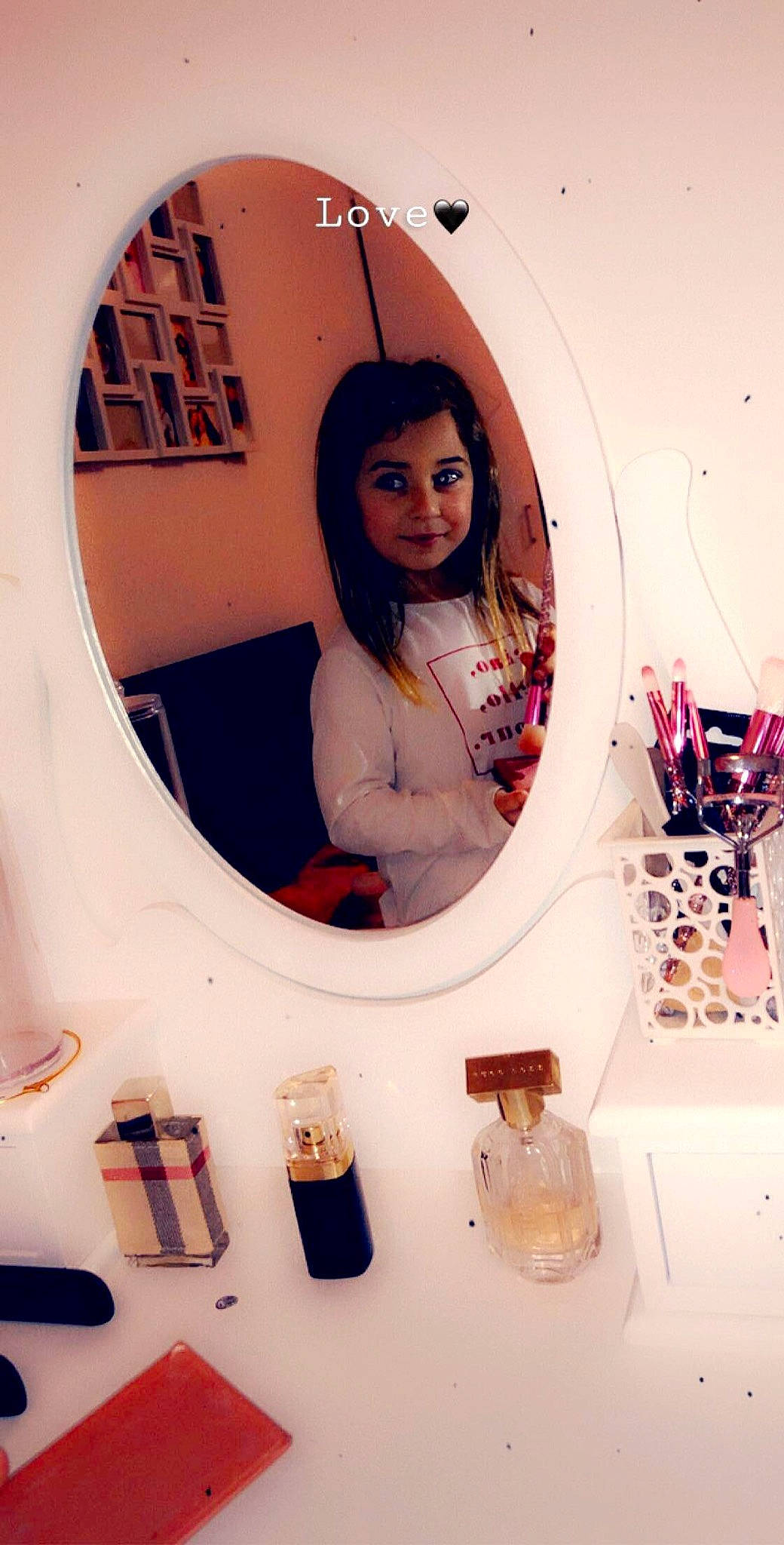 Liyanna a rejoint le concours — aidez-le/la à gagner de superbes lots ! black_hair, joy, mirror, person, photography, skin