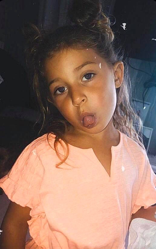 Liyanna a rejoint le concours — aidez-le/la à gagner de superbes lots ! beauty, black_hair, cheek, child, chin, ear, eye, eyebrow, face, forehead, hair, hairstyle, head, lip, long_hair, mouth, neck, nose, person, skin