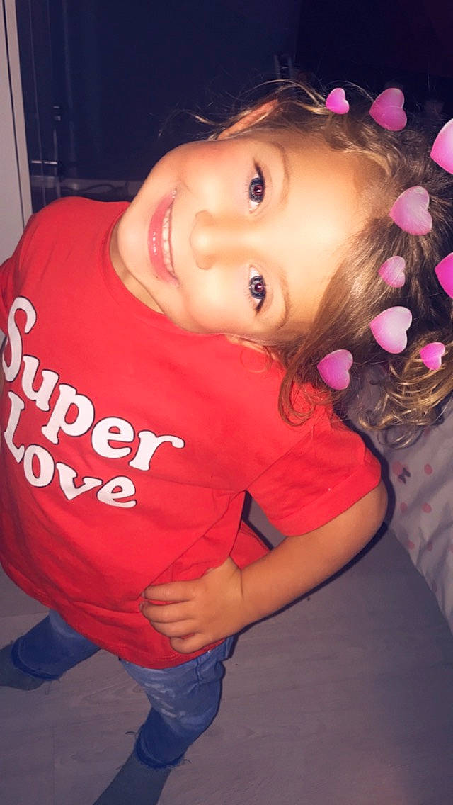 Liyanna participe au concours pour gagner de l'argent avec cette photo : black_hair, cheek, child, chin, cool, ear, eye, face, forehead, fun, hair, joy, lip, mouth, neck, nose, person, pink, skin, smile