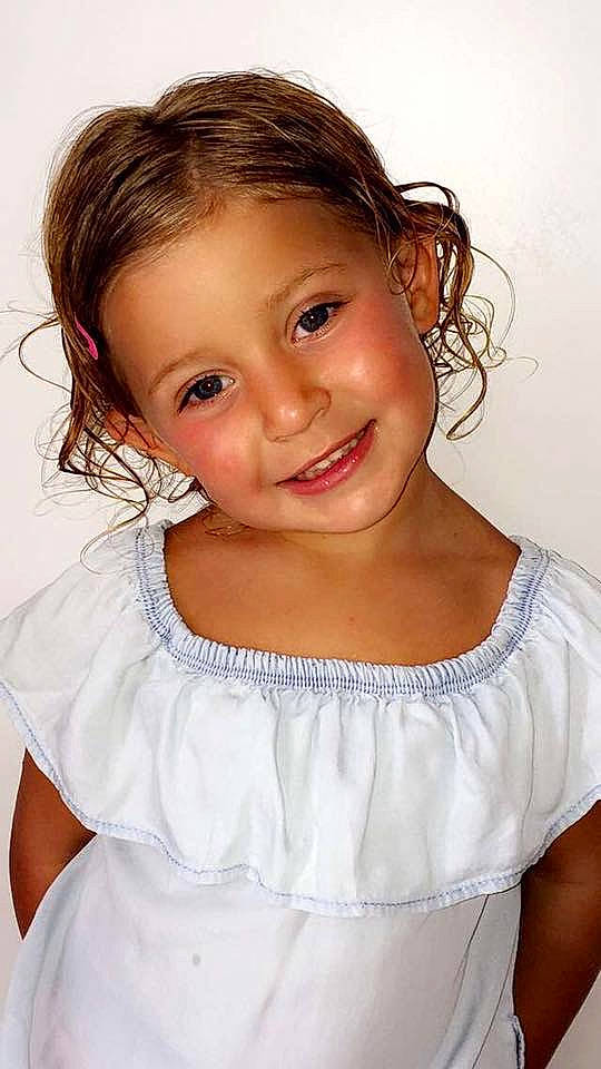 Liyanna participe au concours pour gagner de l'argent avec cette photo : brown_hair, child, child_model, chin, hair, hairstyle, joy, neck, person, smile