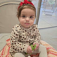 Jasmine a rejoint le concours — aidez-le/la à gagner de superbes lots ! toddler, child, red_headband, leopard_print, sweater, knitted_blanket, plush_toy, indoor, baby, cute, sitting, person, face, expression, hand, floor, home, soft_toys, headwear, young_child