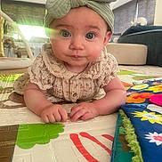 Alba participe au concours pour gagner de l'argent avec cette photo : baby, child, clothing, colorful, couch, curious, decor, expression, face, floor, hands, headband, indoor, play_mat, portrait, smiling, soft_light, toy, window, young_child