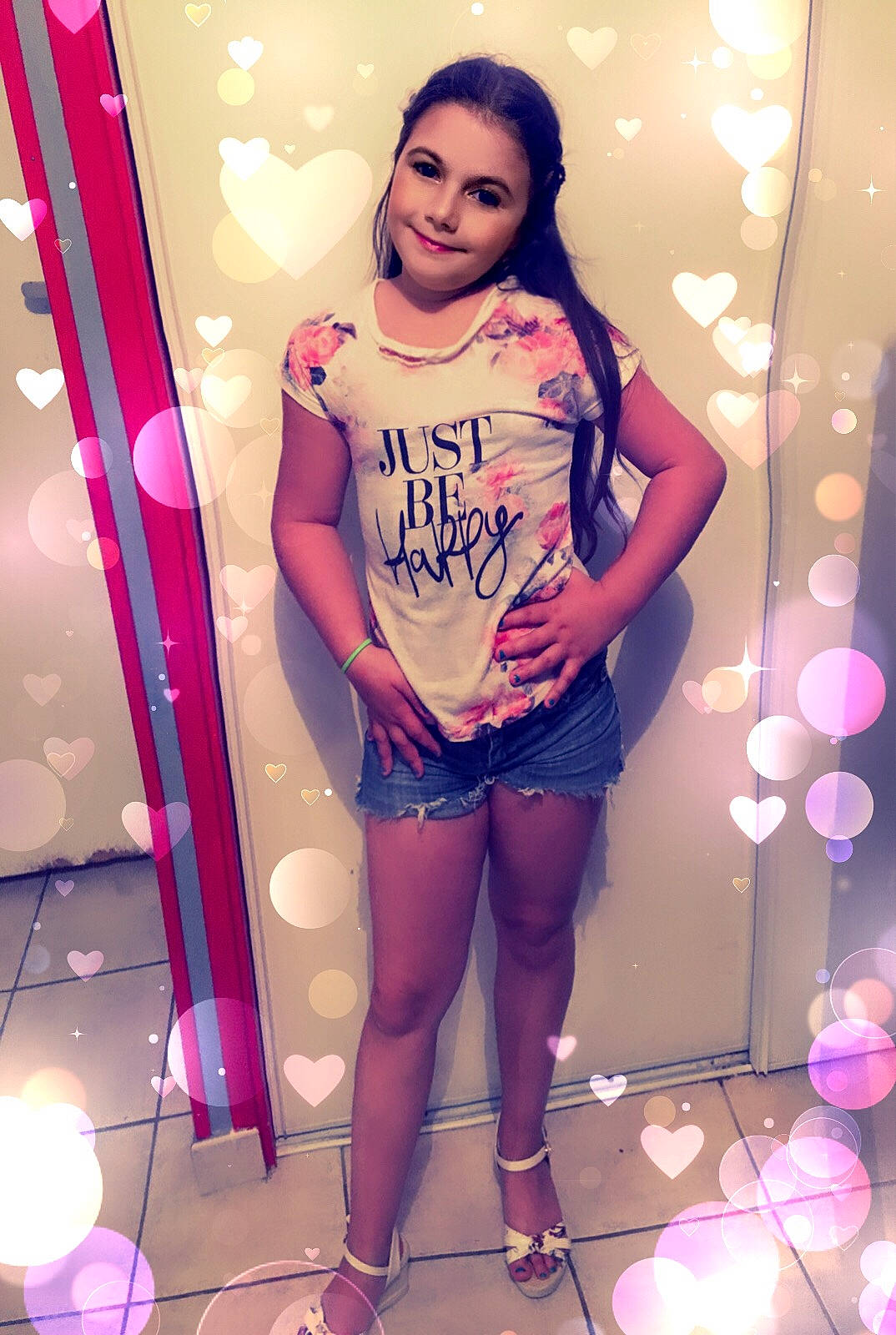 Emma participe au concours pour gagner de l'argent avec cette photo : beauty, black_hair, cool, fashion, footwear, hair, happy, jeans, joy, leg, leisure, long_hair, magenta, person, photography, pink, purple, skin, smile, t_shirt