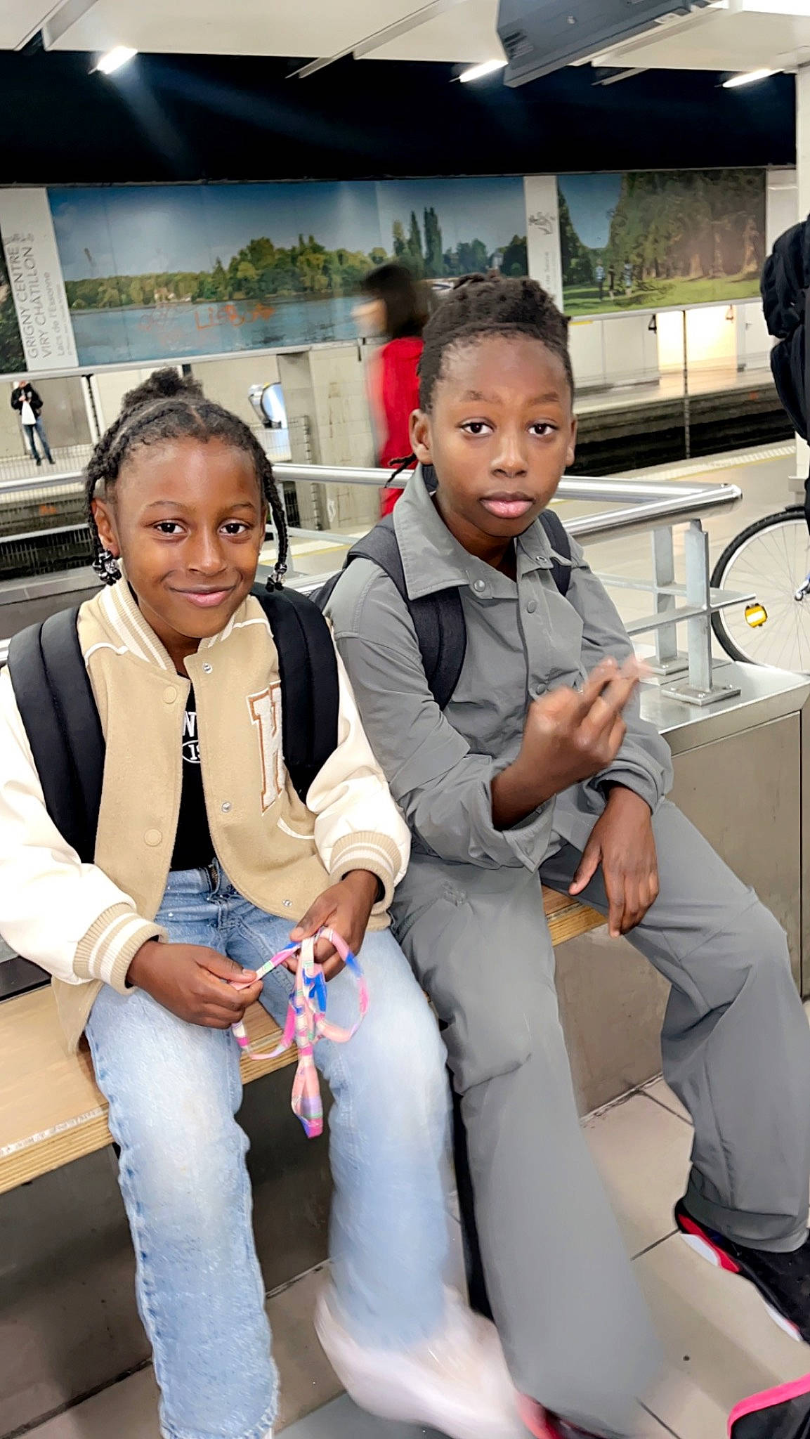 Michelle a rejoint le concours — aidez-le/la à gagner de superbes lots ! aerospace_engineering, airline, automotive_design, bag, belt, denim, employment, event, fashion_design, fun, jewellery, job, joy, luxury_vehicle, necklace, person, sitting, skin, smile, tourism