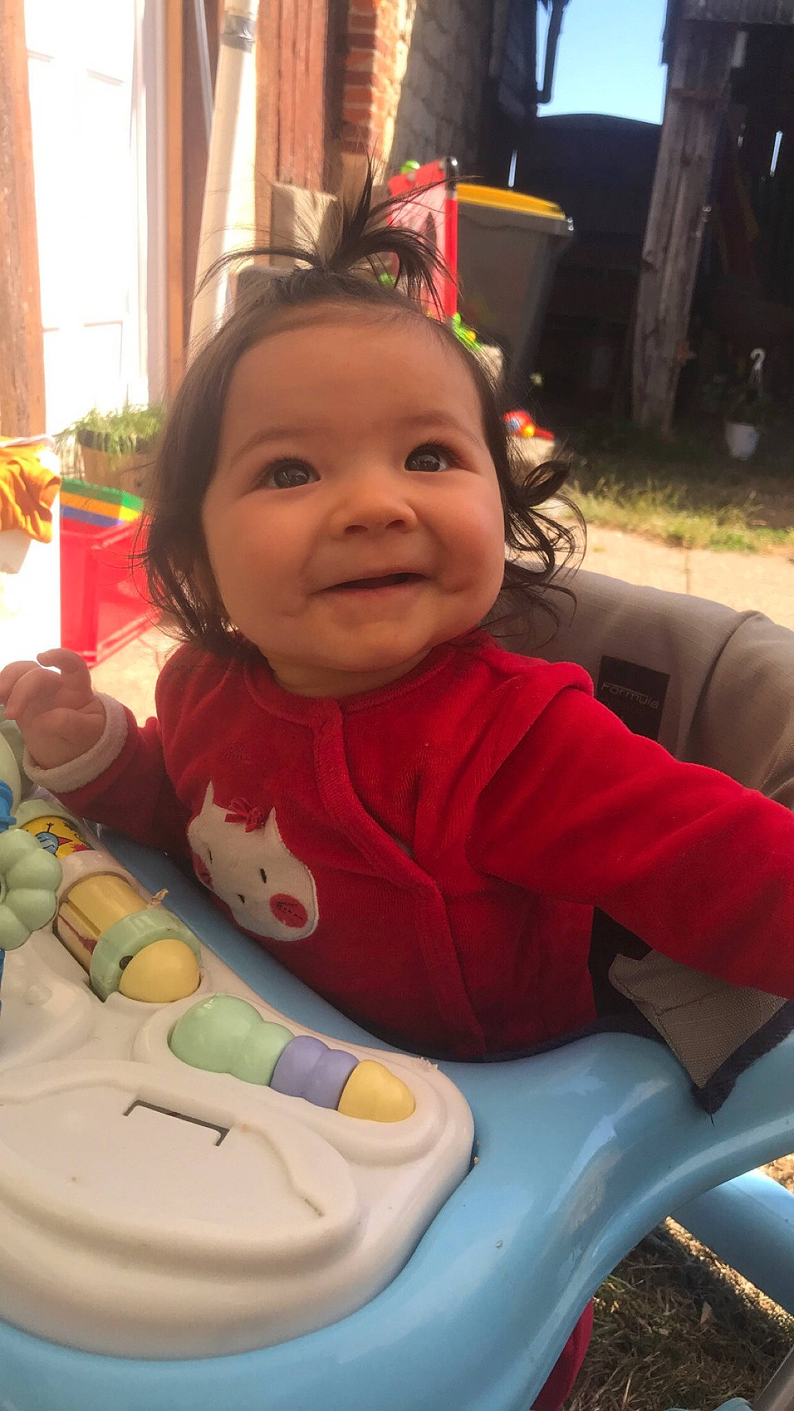 Nina a rejoint le concours — aidez-le/la à gagner de superbes lots ! baby, baby_toddler_clothing, beauty, chair, cheek, child, event, eye, face, facial_expression, fun, hair, happy, head, iris, person, plant, product, skin, smile