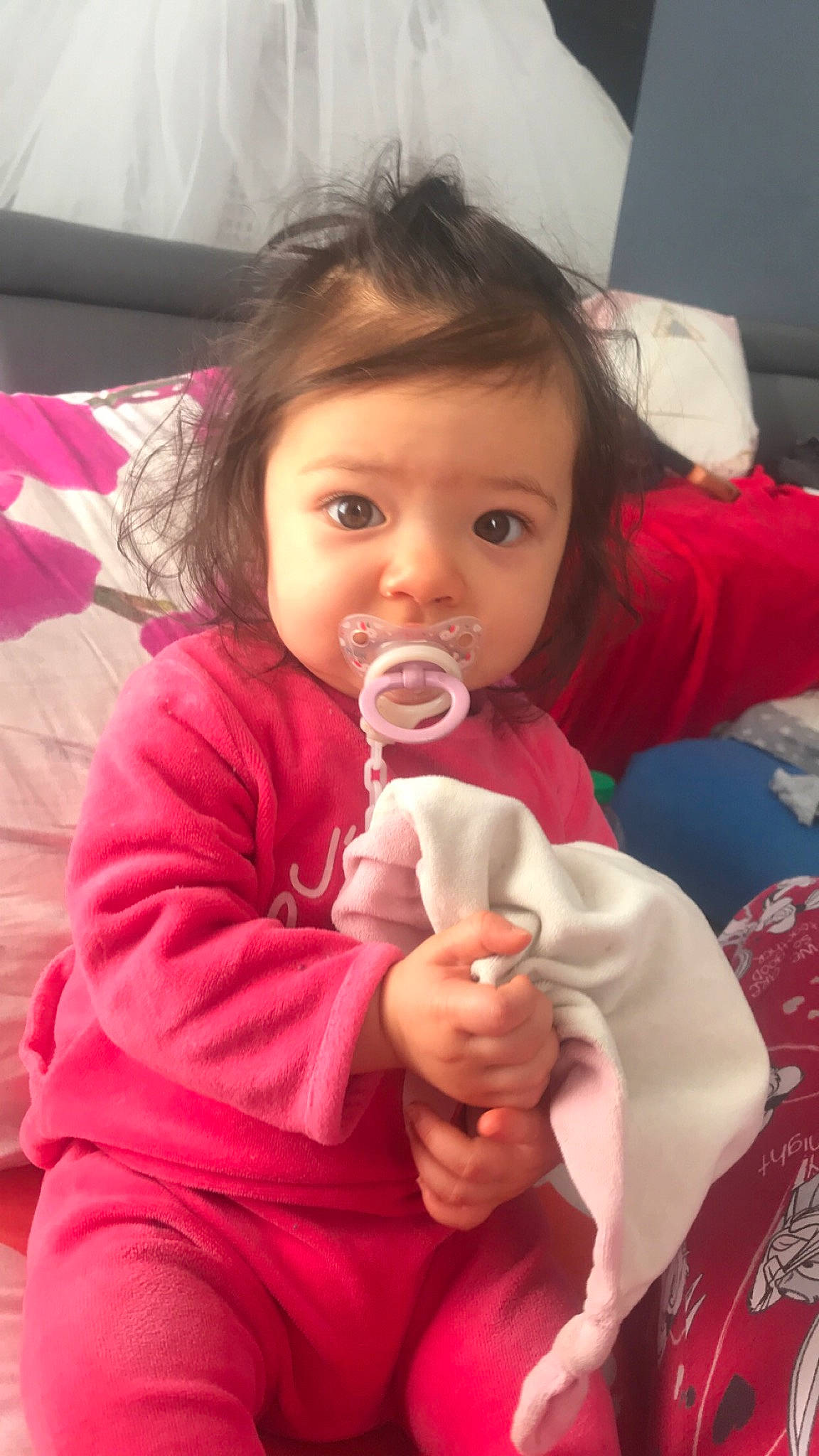 Nina a rejoint le concours — aidez-le/la à gagner de superbes lots ! arm, baby_toddler_clothing, cheek, eye, face, facial_expression, finger, gesture, hairstyle, happy, head, iris, lip, mammal, mouth, nose, organ, person, pink, skin