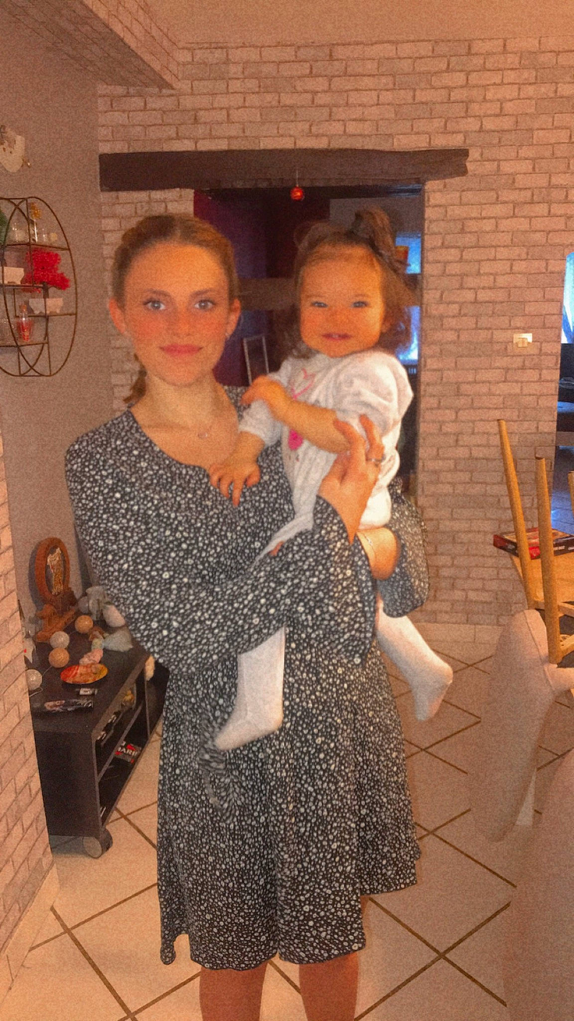 Nina participe au concours pour gagner de l'argent avec cette photo : child, cocktail_dress, dress, event, eyewear, fashion, fashion_design, flooring, formal_wear, fun, fur, hairstyle, happy, jewellery, joy, kitchen_appliance, pattern, person, room, trunk