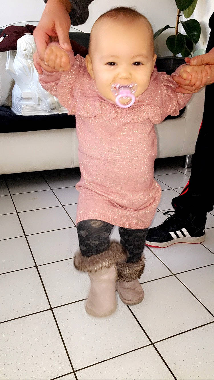 Alizée participe au concours pour gagner de l'argent avec cette photo : baby, baby_toddler_clothing, cheek, child, finger, flooring, fun, gesture, hand, joint, knee, leg, person, pink, shoe, skin, sleeve, sock, thigh, thumb