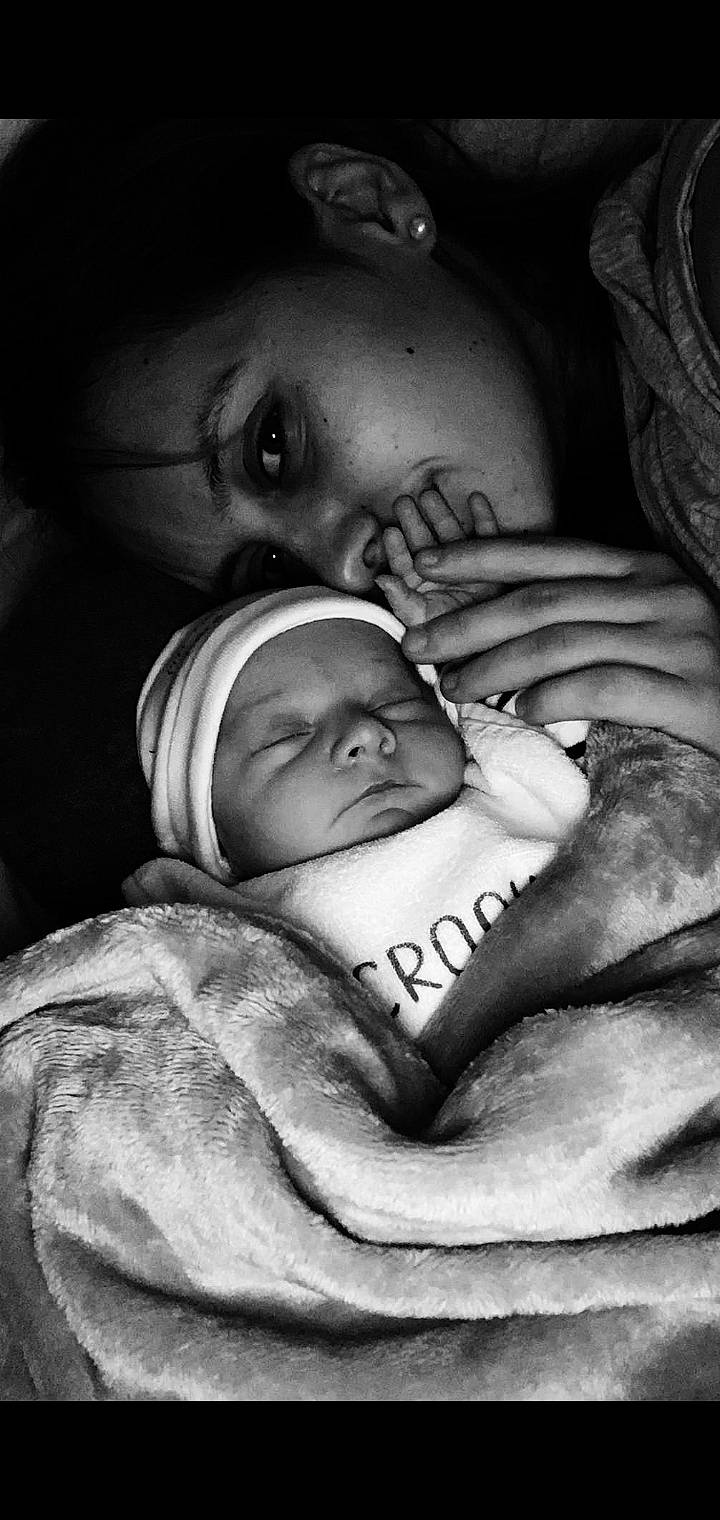 Kaysie a rejoint le concours — aidez-le/la à gagner de superbes lots ! baby, black, black_and_white, cheek, comfort, eye, eyebrow, flash_photography, gesture, grey, hand, happy, iris, lip, monochrome, monochrome_photography, mouth, person, skin, style