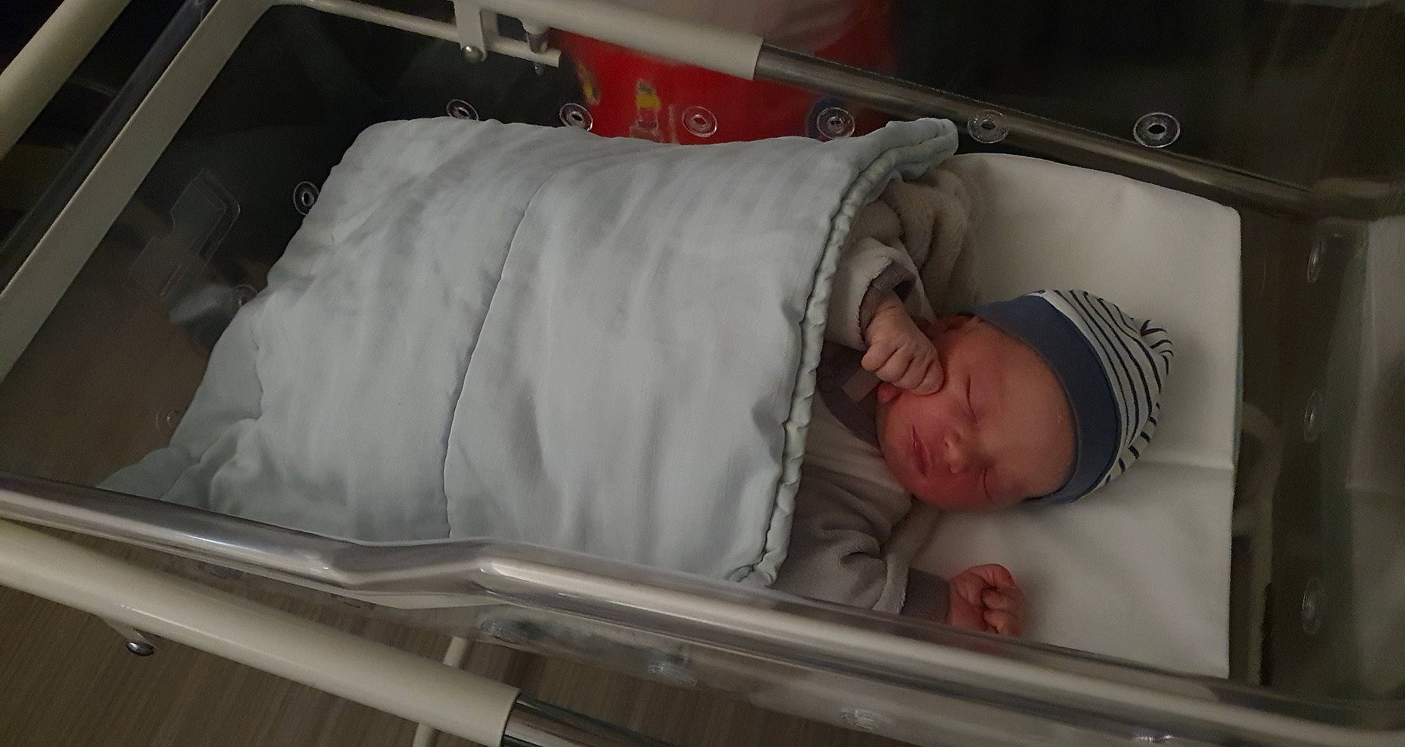 Owen a rejoint le concours — aidez-le/la à gagner de superbes lots ! baby, baby_products, baby_safety, bed, bedding, child, comfort, hat, hospital, infant_bed, linens, medical, nap, person, product, room, service, sleep, toddler