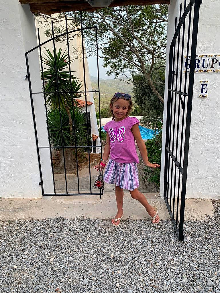 Amanda a rejoint le concours — aidez-le/la à gagner de superbes lots ! child, clothing, day_dress, dress, fun, headwear, human_leg, joy, leaf, leisure, magenta, metal, pattern, person, plant, recreation, road_surface, smile, street_fashion, tints_and_shades