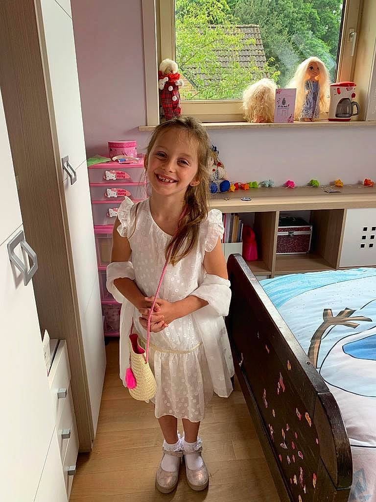 Amanda a rejoint le concours — aidez-le/la à gagner de superbes lots ! baby_toddler_clothing, cabinetry, chest_of_drawers, child, door, drawer, floor, flooring, happy, hardwood, house, interior_design, joy, person, pink, shelf, shelving, shoe, smile, textile