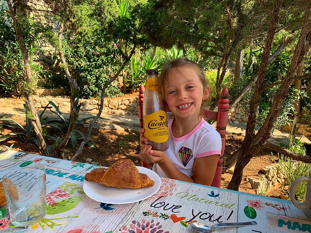 Amanda participe au concours pour gagner de l'argent avec cette photo : chair, child, cuisine, event, food, grass, happy, joy, leisure, person, plant, plate, recipe, recreation, smile, soil, summer, t_shirt, table, tableware