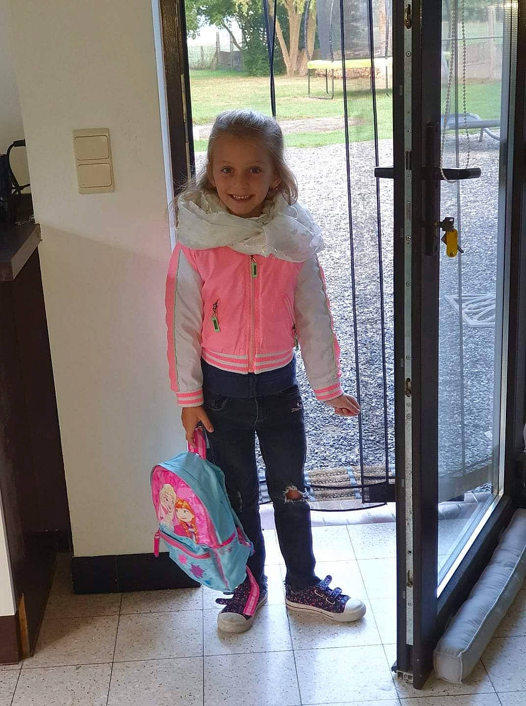 Amanda a rejoint le concours — aidez-le/la à gagner de superbes lots ! baby_toddler_clothing, bag, boot, child, door, fun, human_leg, joy, knee, leisure, luggage_and_bags, magenta, outdoor_shoe, person, shoe, smile, sneakers, standing, street_fashion, thigh