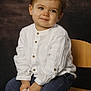 Gabriel a rejoint le concours — aidez-le/la à gagner de superbes lots ! toddler, child, smile, white_shirt, blue_jeans, plush_toy, wooden_chair, studio_background, portrait, sitting, cute, young_child, hands, face, eyes, hair, casual_clothing, indoor, photography, innocence